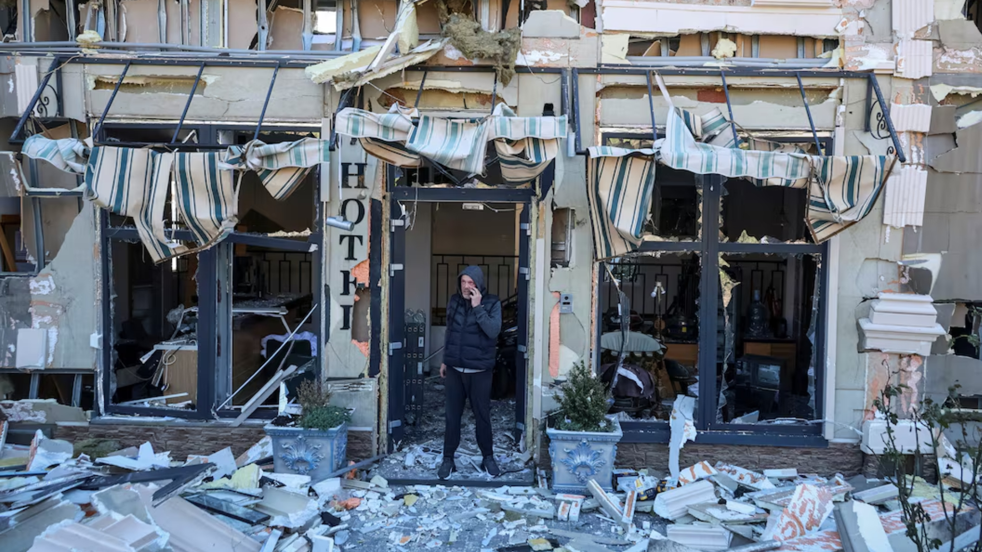 রাশিয়া-ইউক্রেন পাল্টাপাল্টি হামলা, দ্রুত সমঝোতার আশা ট্রাম্পের