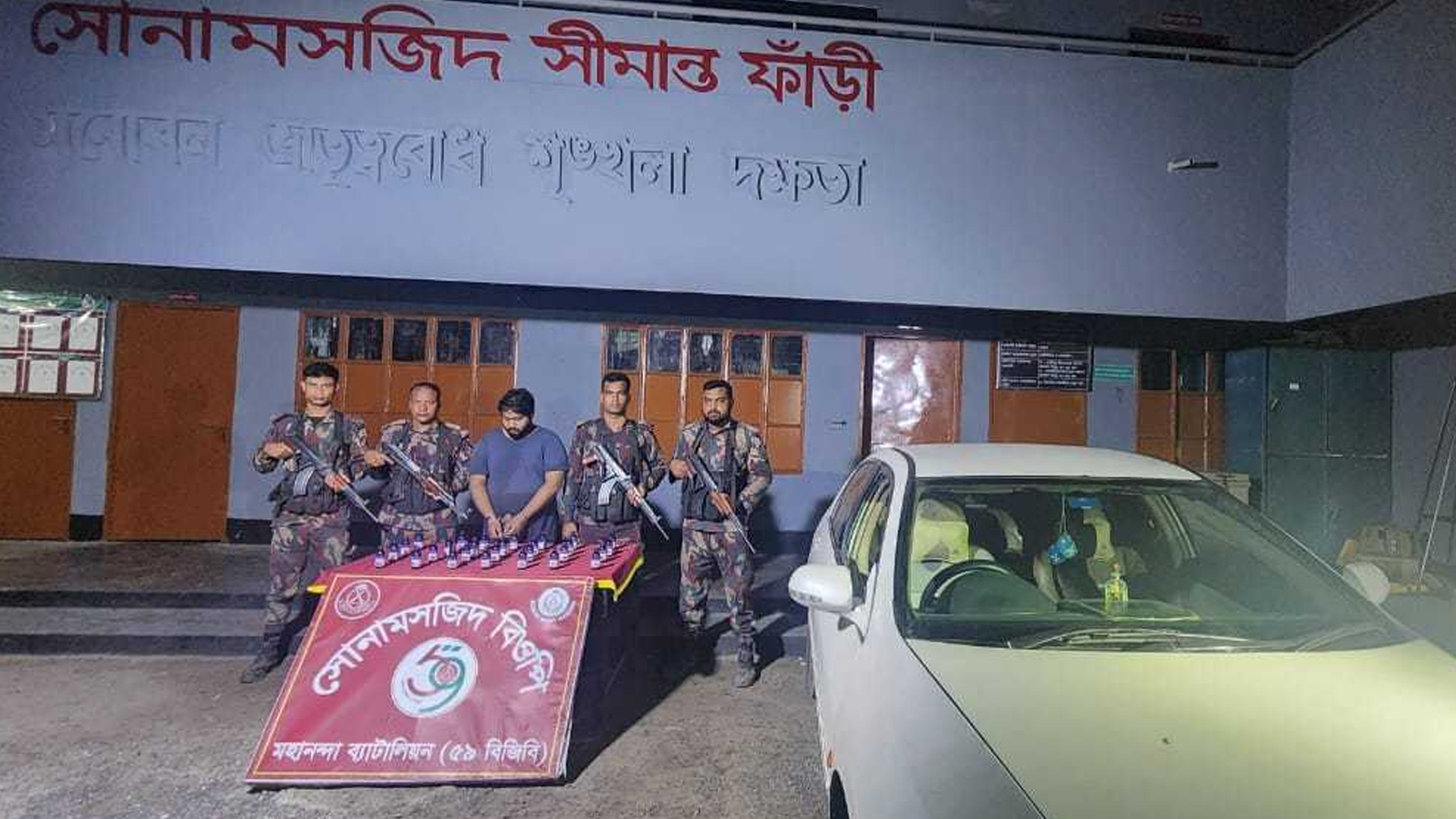 চাঁপাইনবাবগঞ্জ সীমান্তে প্রাইভেট কারে ফেনসিডিল নিয়ে যাওয়ার সময় যুবক আটক