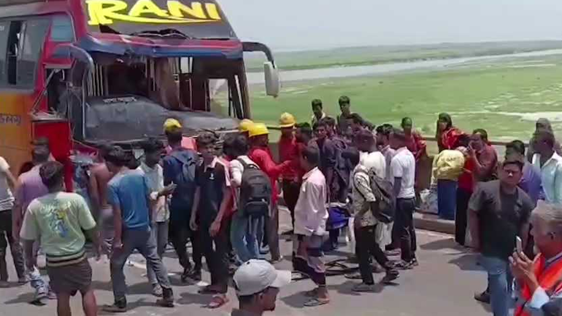 যমুনা সেতুর উপর বাস-ট্রাকের সংঘর্ষ