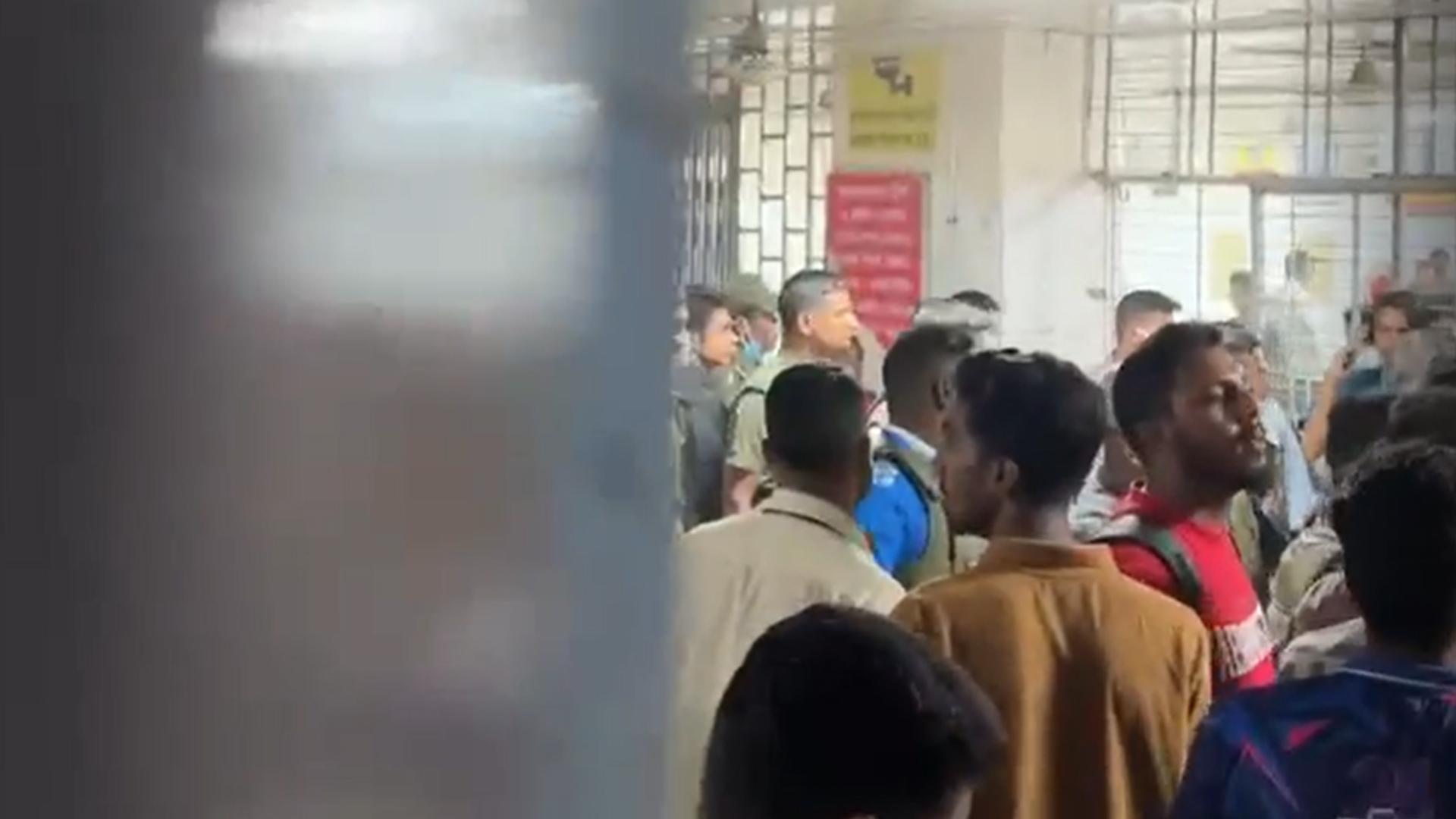 ঢামেকে চিকিৎসকদের সঙ্গে ঢাবি শিক্ষার্থীদের সংঘর্ষ চলছে