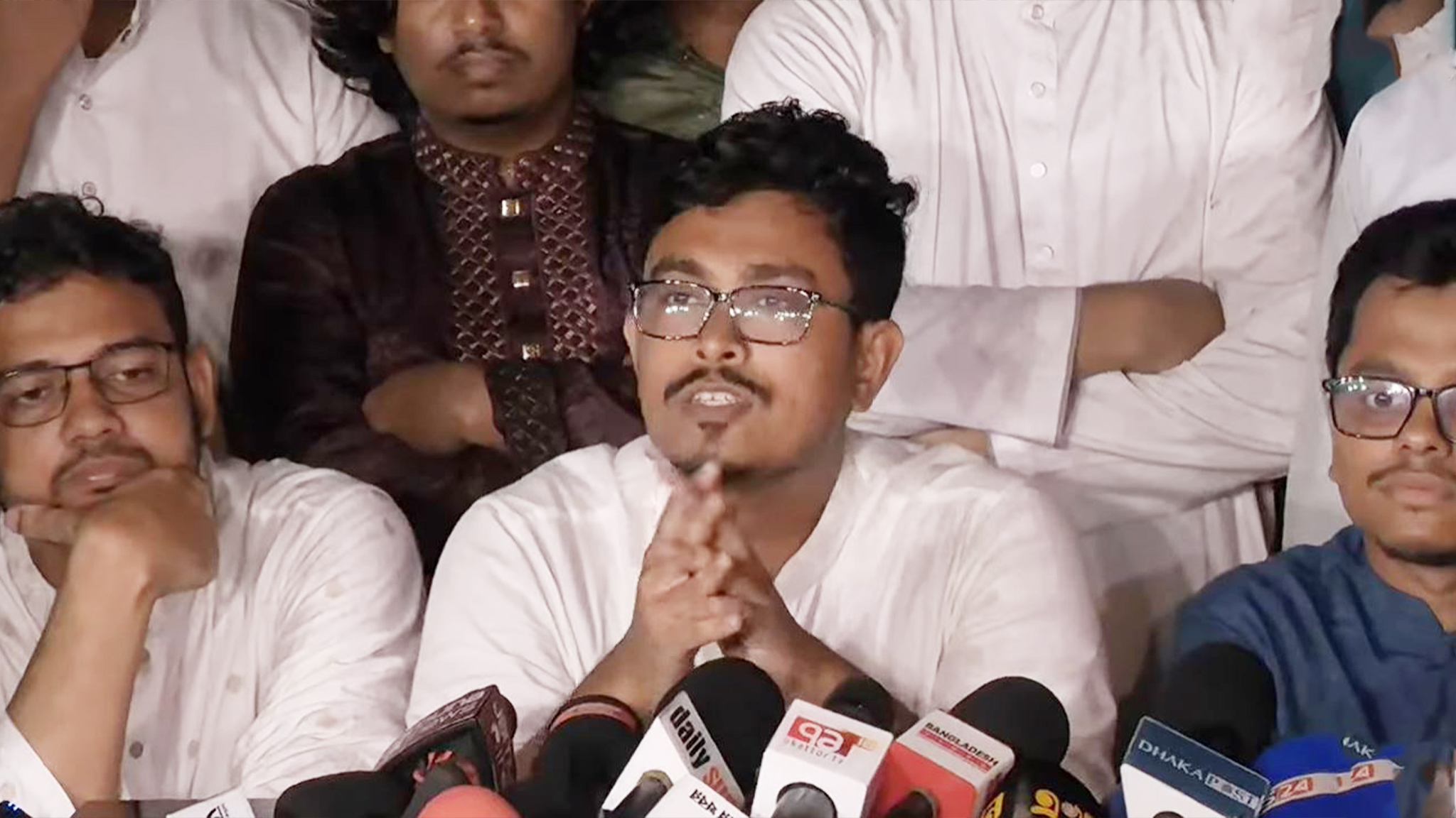 একটি হলের ফল ঘোষণা, বড় ব্যবধানে এগিয়ে সাদিক কায়েম