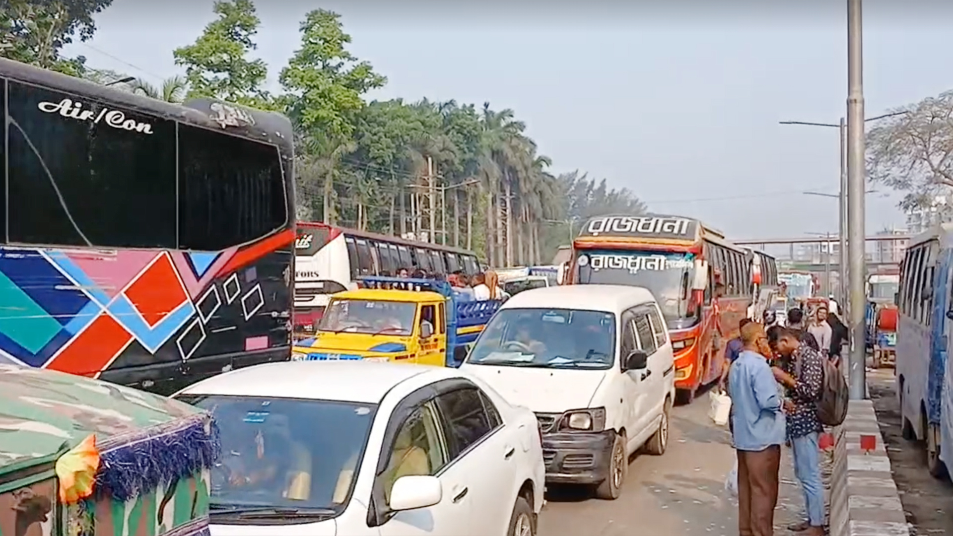 নবীনগর-চন্দ্রা ও ঢাকা-আরিচা মহাসড়কে ঢাকামুখী গাড়...