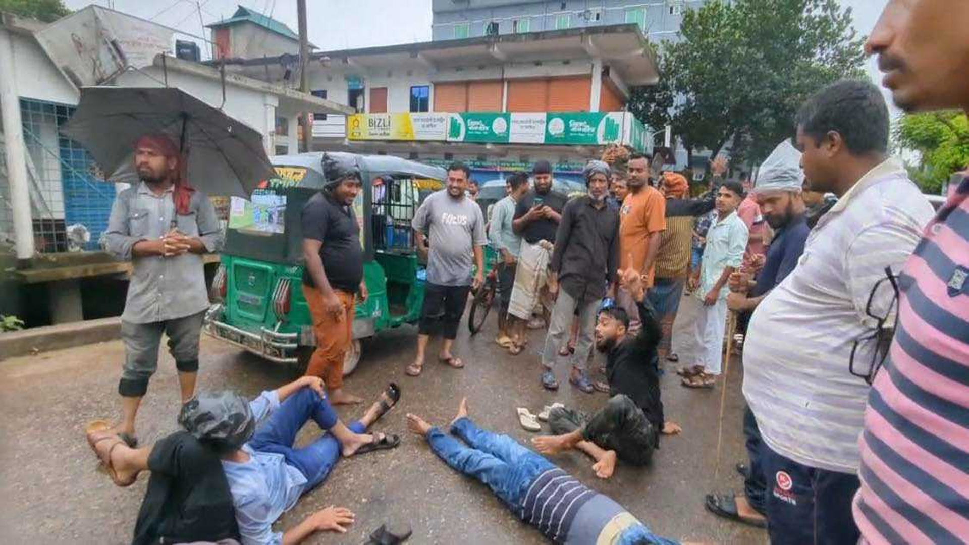 ‘জিবি’ চাঁদাবাজির বিরুদ্ধে পরিবহন ধর্মঘট, এমপির আশ্বাসে অবরোধ প্রত্যাহার