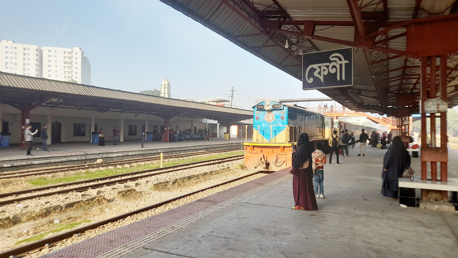 রেললাইনের পাশে পড়ে ছিল নারীর মরদেহ, পরিচয় জানে না কেউ