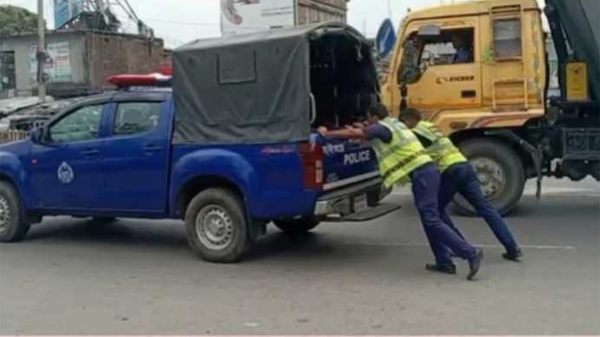 রাজশাহীতে জ্বালানি তেলের হাহাকার, ঠেলে নেওয়া হচ্ছে পুলিশের গাড়ি