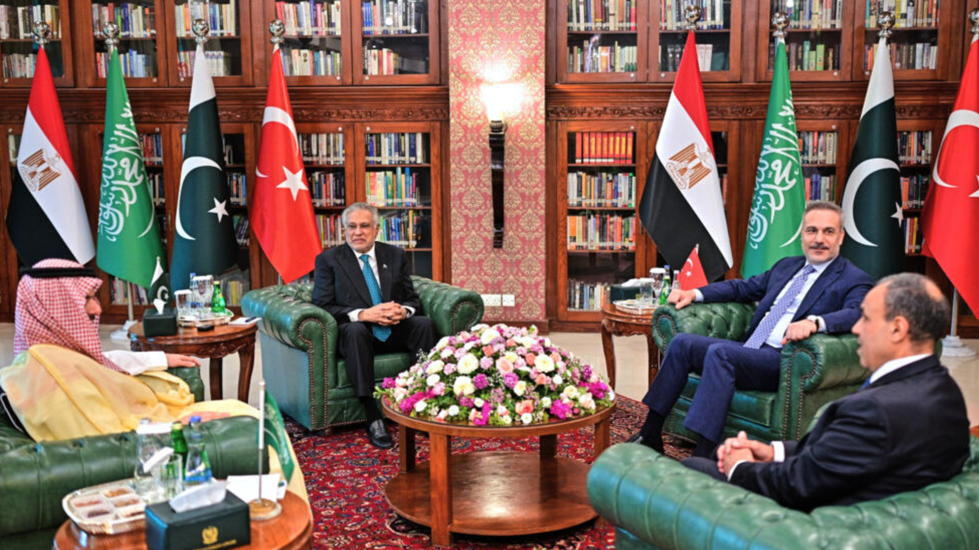 সংঘাতে জড়ানোর ঝুঁকি নিয়েও কেন মধ্যস্থতার চেষ্টায় পাকিস্তান?