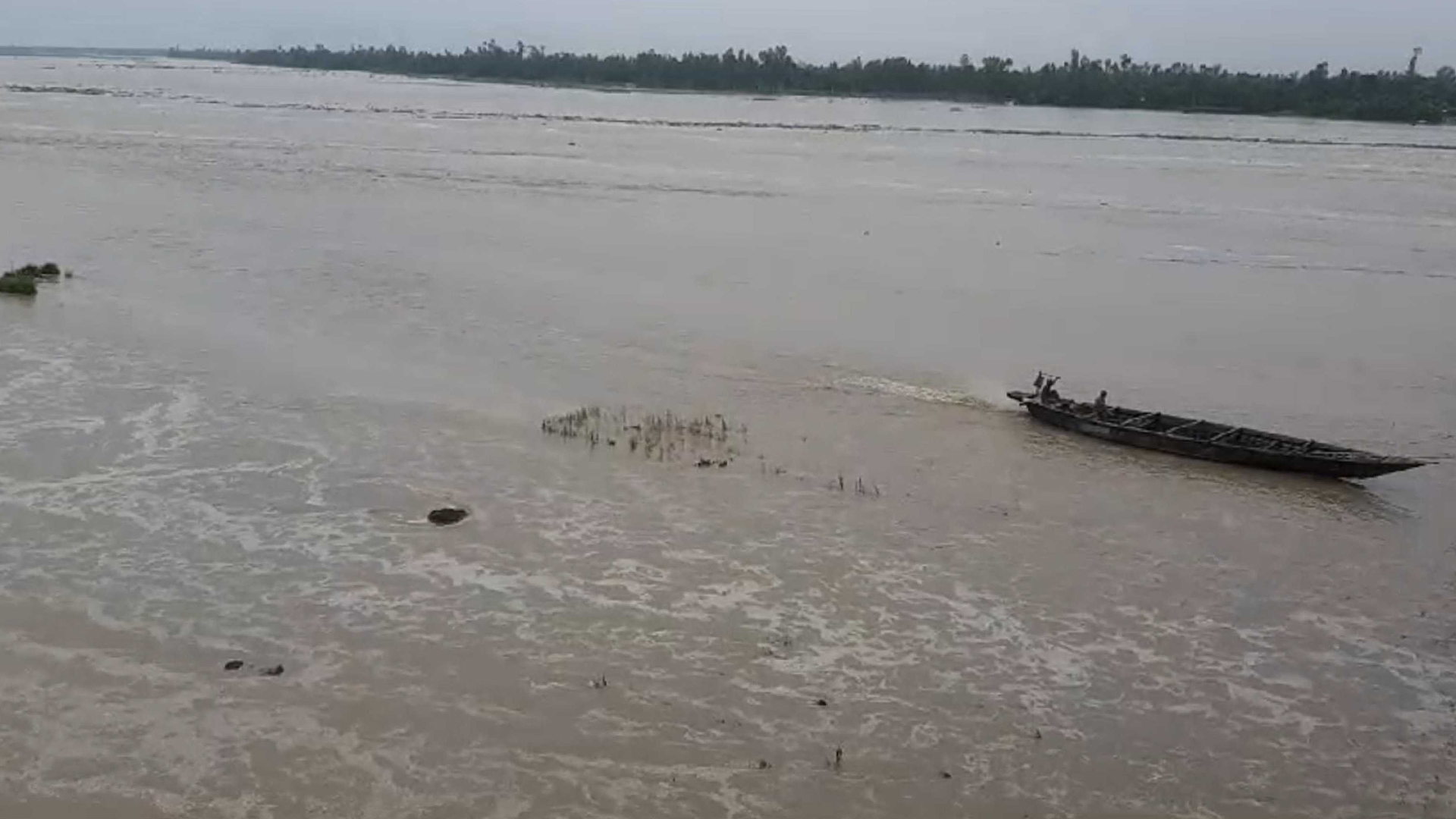 কুড়িগ্রামে নদ-নদীর পানি বৃদ্ধি অব্যাহত, বন্যার আশ...
