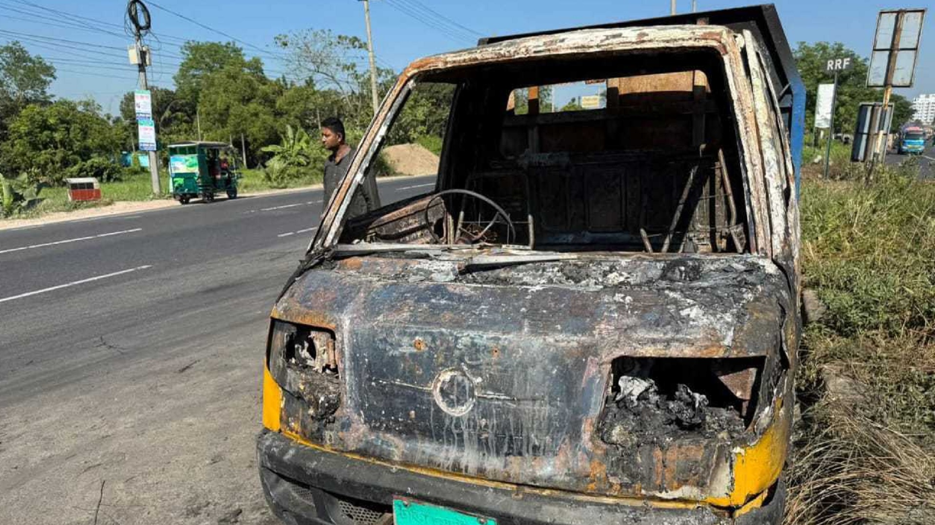 কুমিল্লায় জামায়াত নেতার গাড়িতে অগ্নিসংযোগ