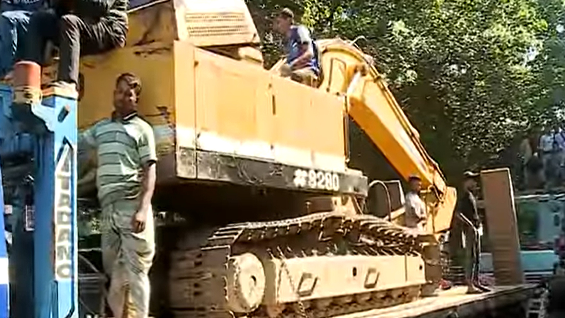 বঙ্গবন্ধুর বাড়ি ভাঙতে ৩২ নম্বরে দুটি বুলডোজার