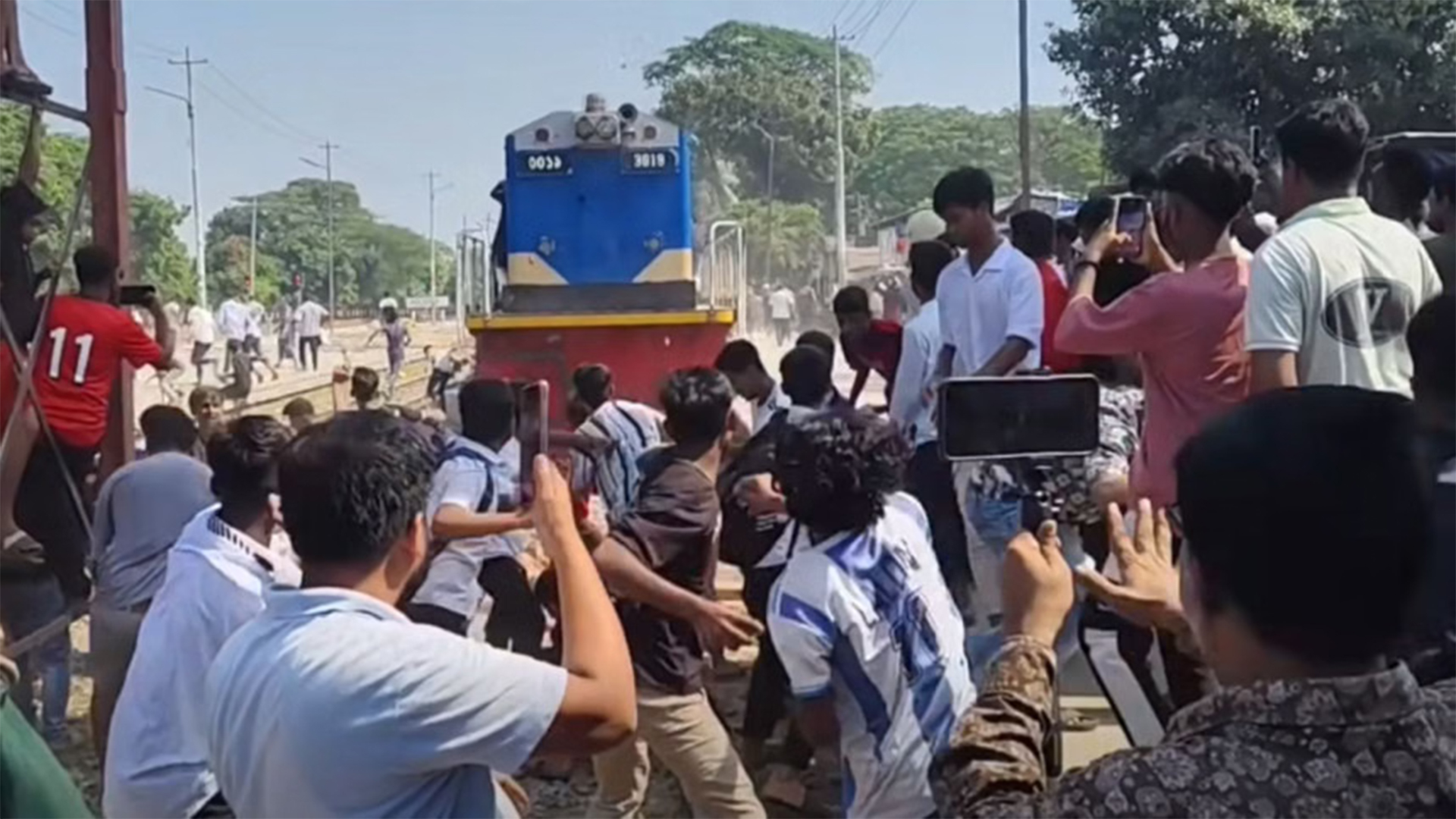 ভৈরবে ট্রেনে পাথর নিক্ষেপের ঘটনায় গ্রেফতার আরও ১