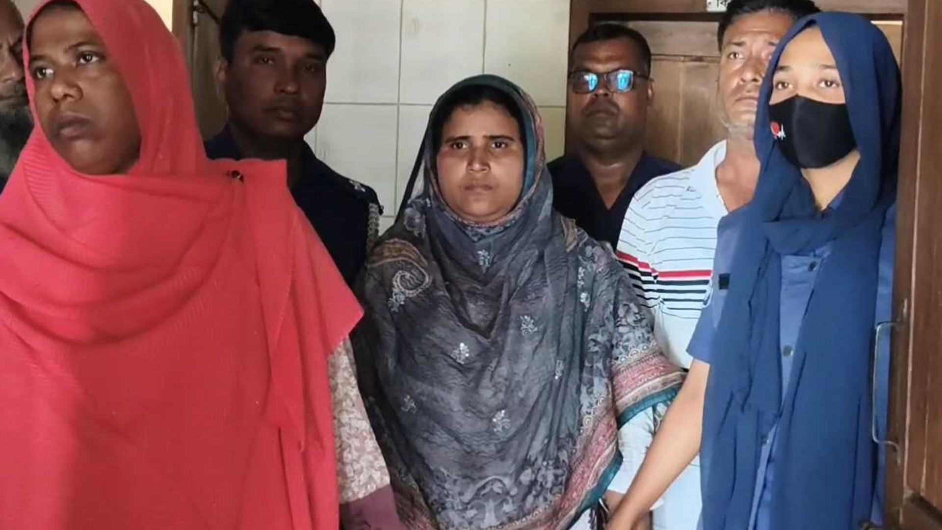 খাদ্যবান্ধব কর্মসূচির ভুয়া কার্ড দিয়ে ৮ কোটি টাকা হাতিয়ে নেয়ায় গ্রেফতার ২