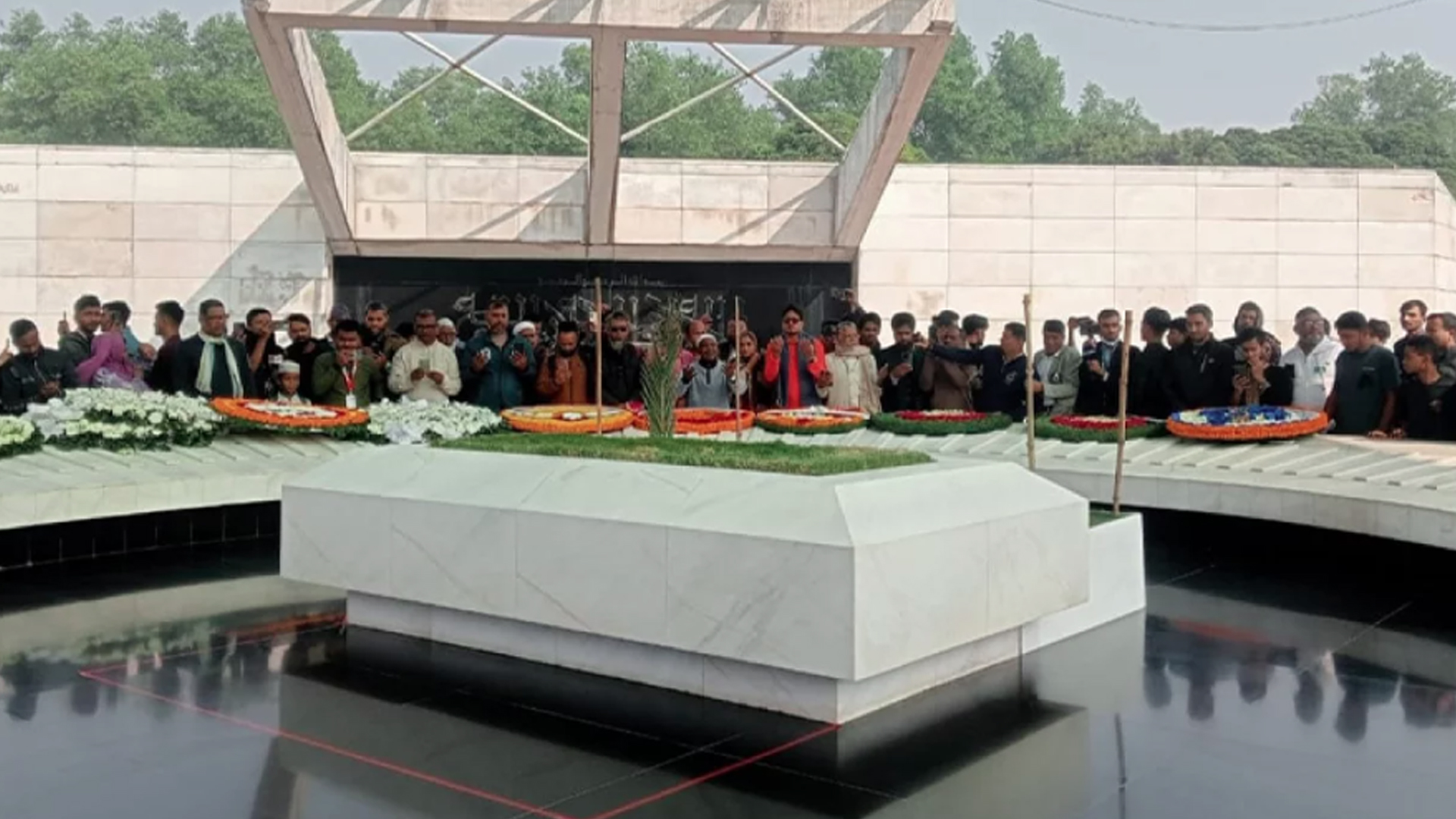 আজও বেগম জিয়ার সমাধিতে মানুষের ভিড়