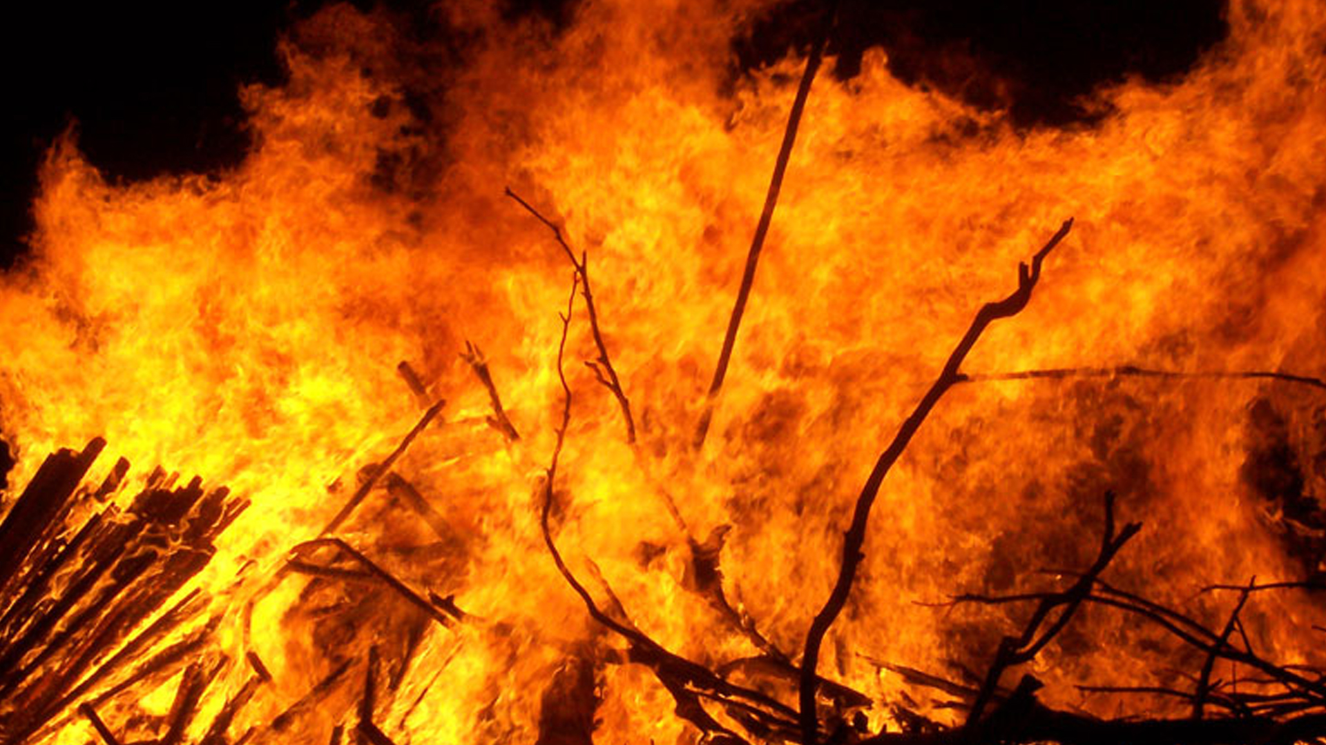 গাইবান্ধায় আলাদা অগ্নিকাণ্ডে দুই পরিবার নিঃস্ব