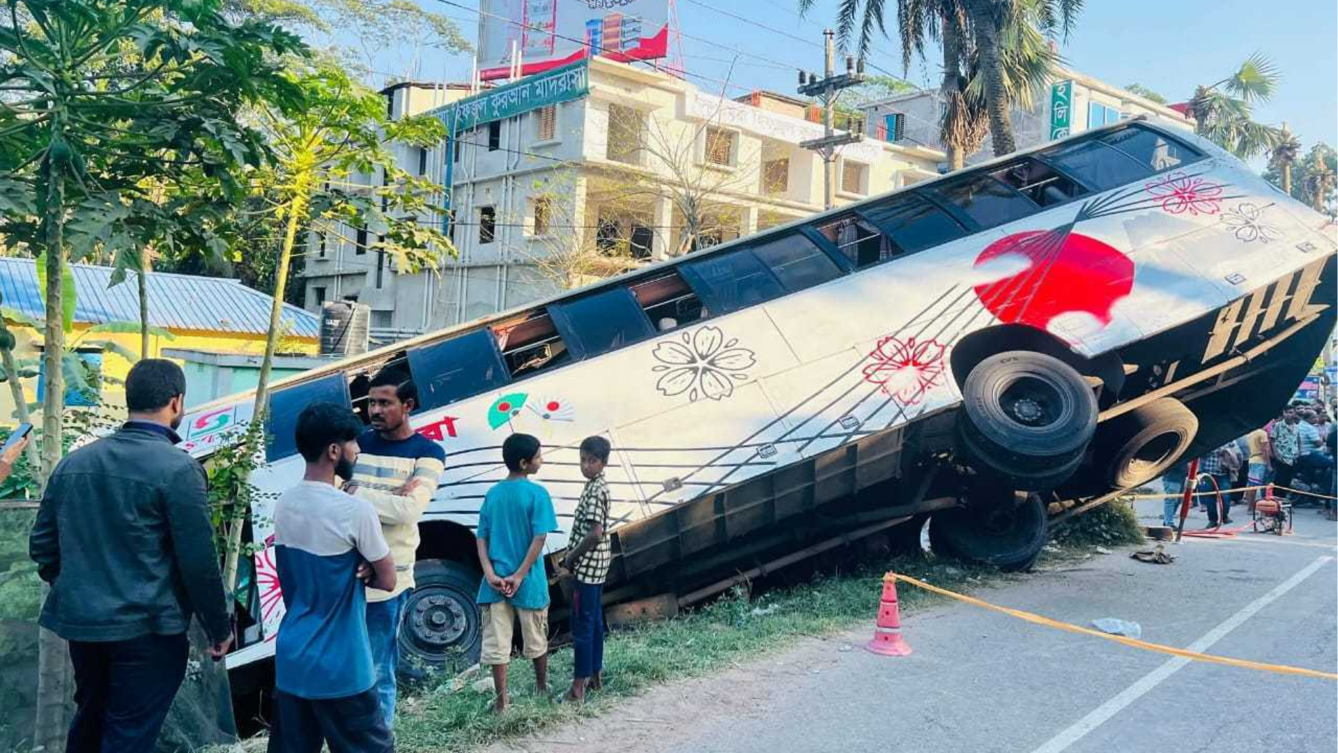 বরিশালে যাত্রীবাহী বাস নিয়ন্ত্রণ হারিয়ে খাদে, আহত ১৪