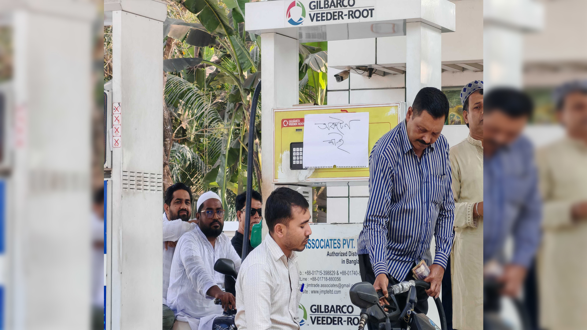 বরিশালের পেট্রোল পাম্পে ‘অকটেন নেই’