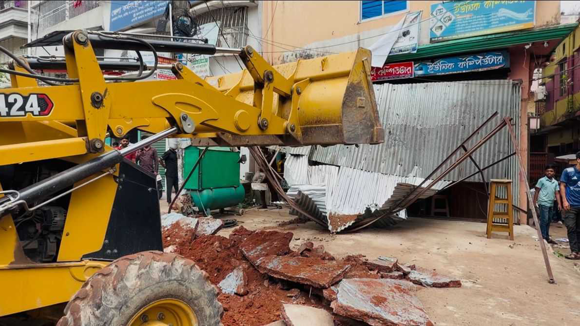 চাঁদপুর-কুমিল্লা সড়কের দুপাশে ৫ শতাধিক অবৈধ স্থাপনা উচ্ছেদ