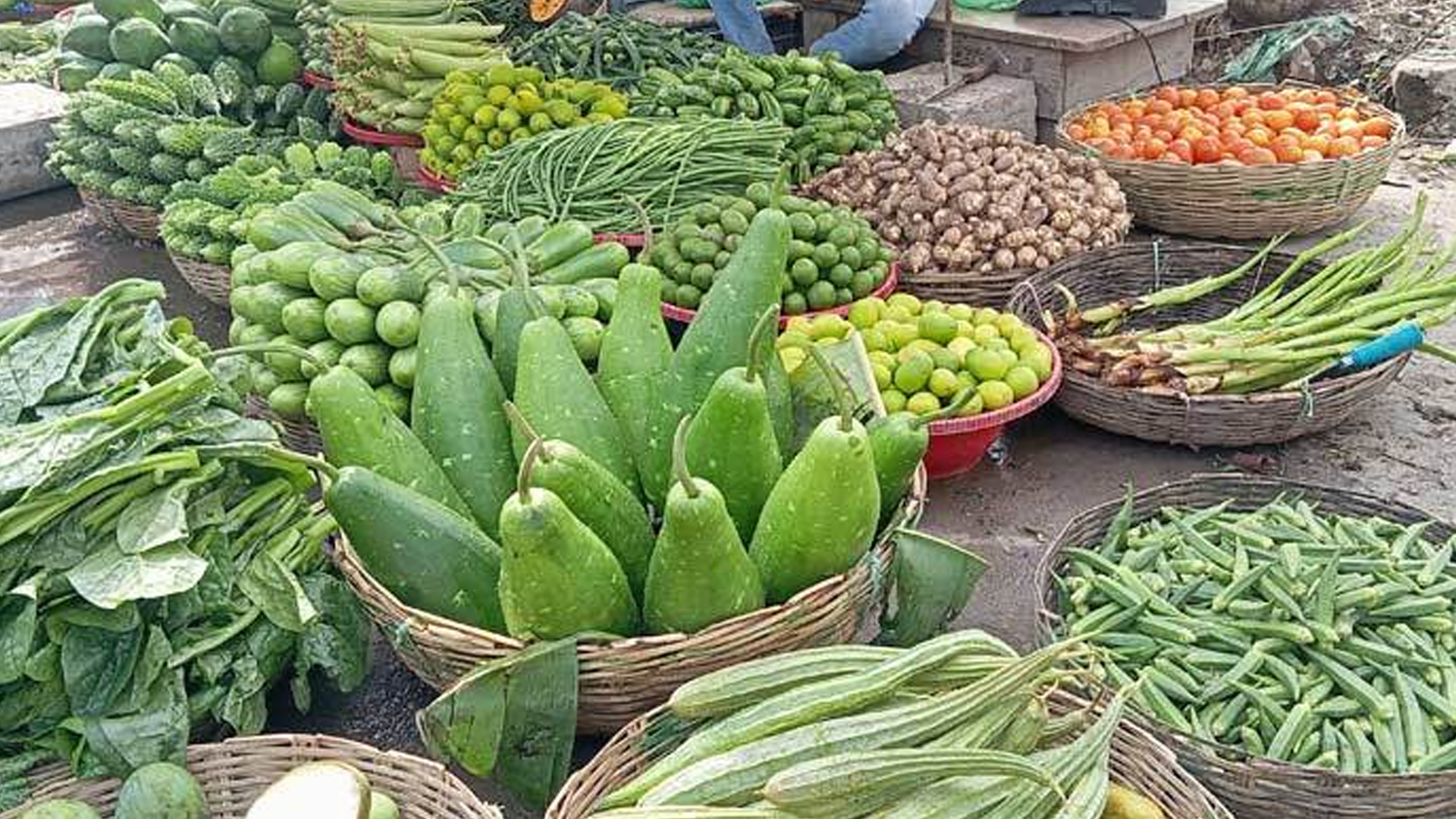 টানা বৃষ্টিতে চড়া সবজির বাজার, বিপাকে ভোক্তারা