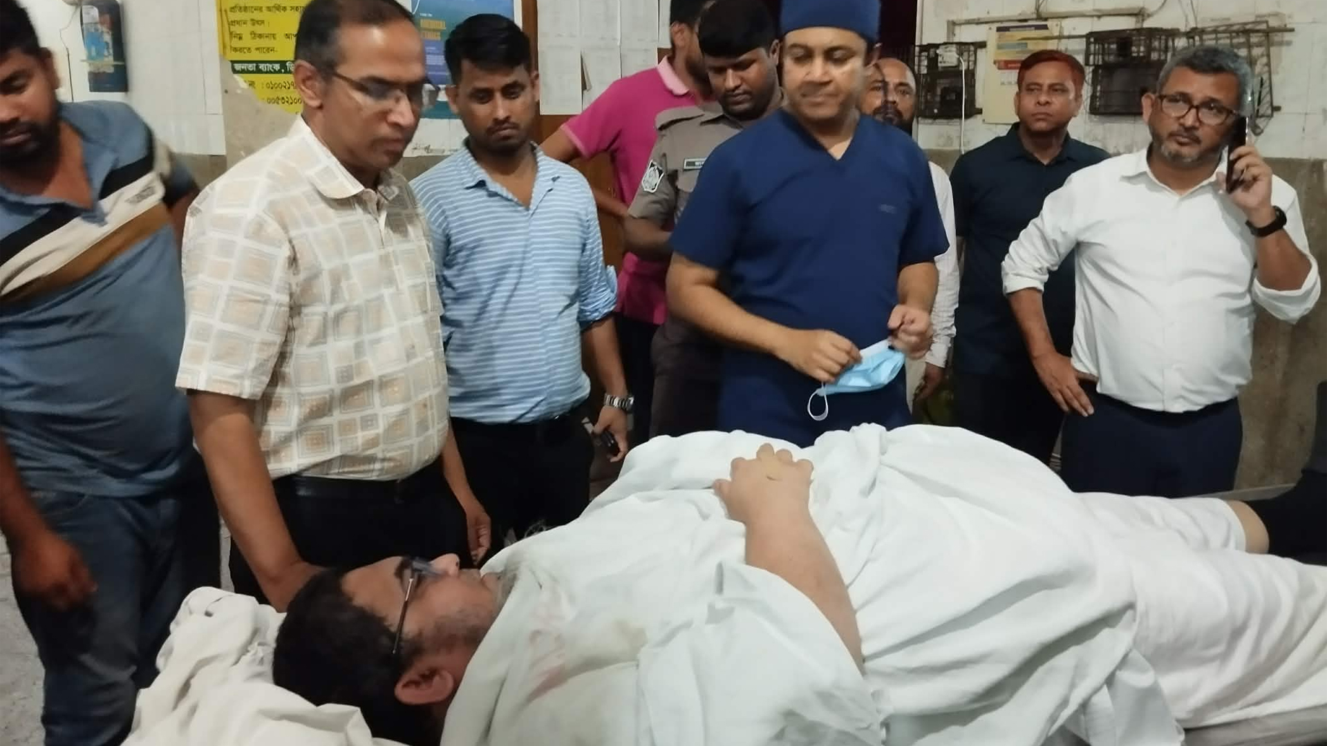ছুরিকাঘাতে আহত ক্যান্সার হাসপাতালের উপ-পরিচালক ঢামেকে ভর্তি