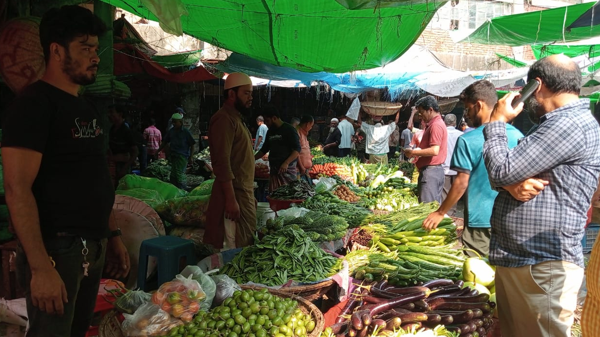 স্বস্তি ফিরছে সবজির বাজারে, দাম কমেছে মুরগিরও