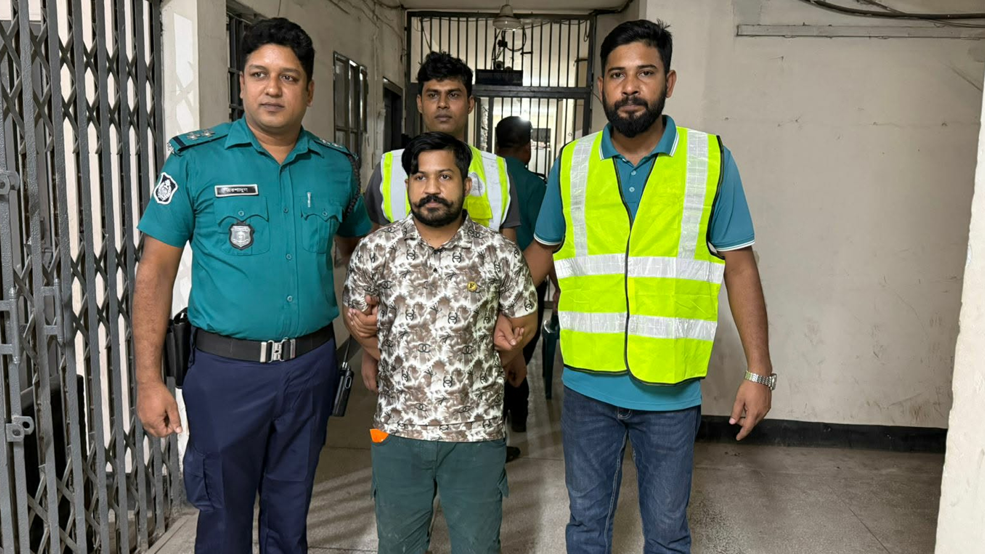 মোহাম্মদপুরের জেনেভা ক্যাম্পে ভাইরাল সন্ত্রাসী নাসিম গ্রেফতার