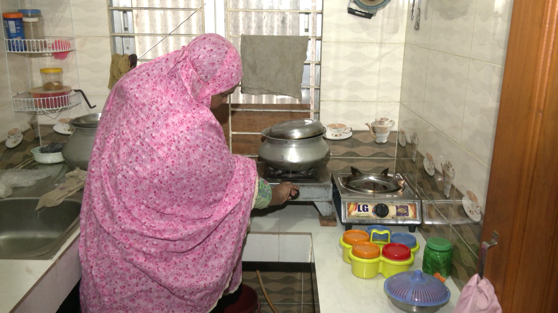 রমজানে তীব্র গ্যাস সংকটে গ্রাহকের ভোগান্তি চরমে, ...