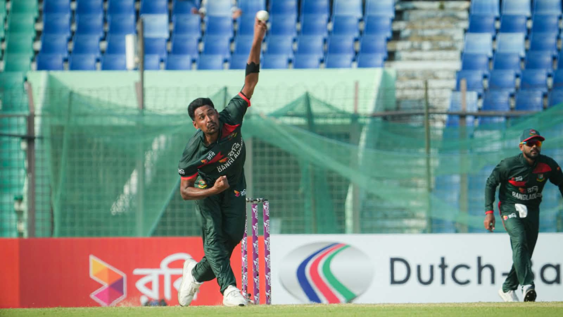 কেলিকে ফেরালেন মোস্তাফিজ, লড়াইয়ে এগিয়ে বাংলাদেশ