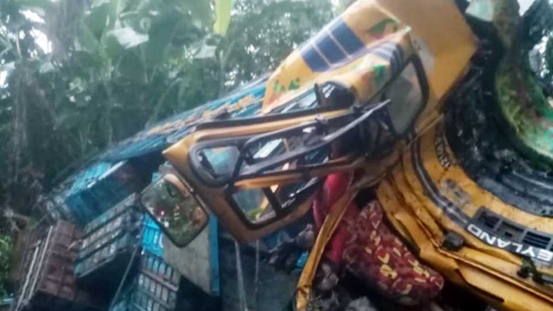গোপালগঞ্জে নিয়ন্ত্রণ হারিয়ে ট্রাক উল্টে খাদে, চালক নিহত