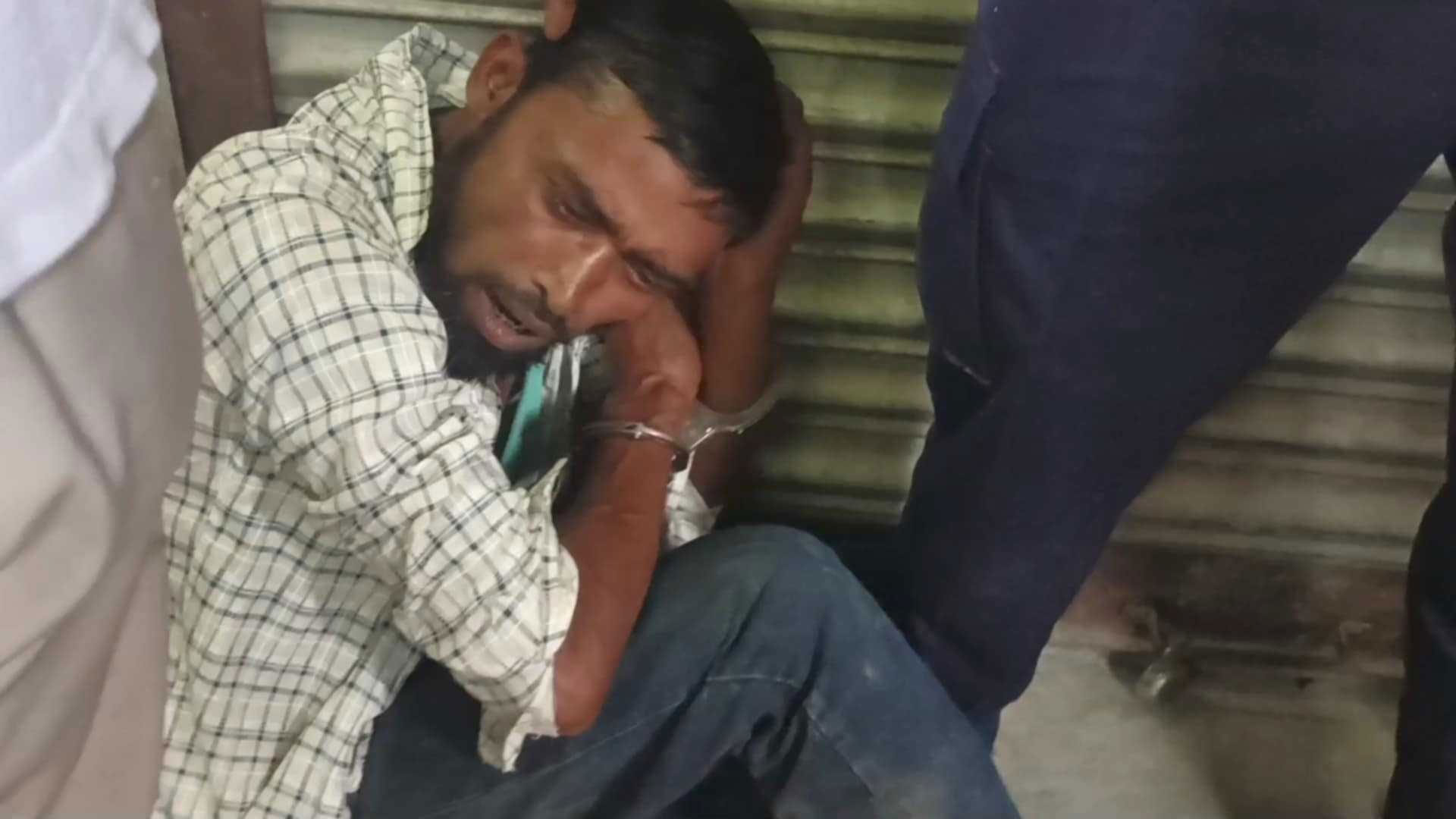 স্কুলছাত্রীকে ধর্ষণ, গণপিটুনি দিয়ে অভিযুক্তকে পুলিশে দিলো জনতা