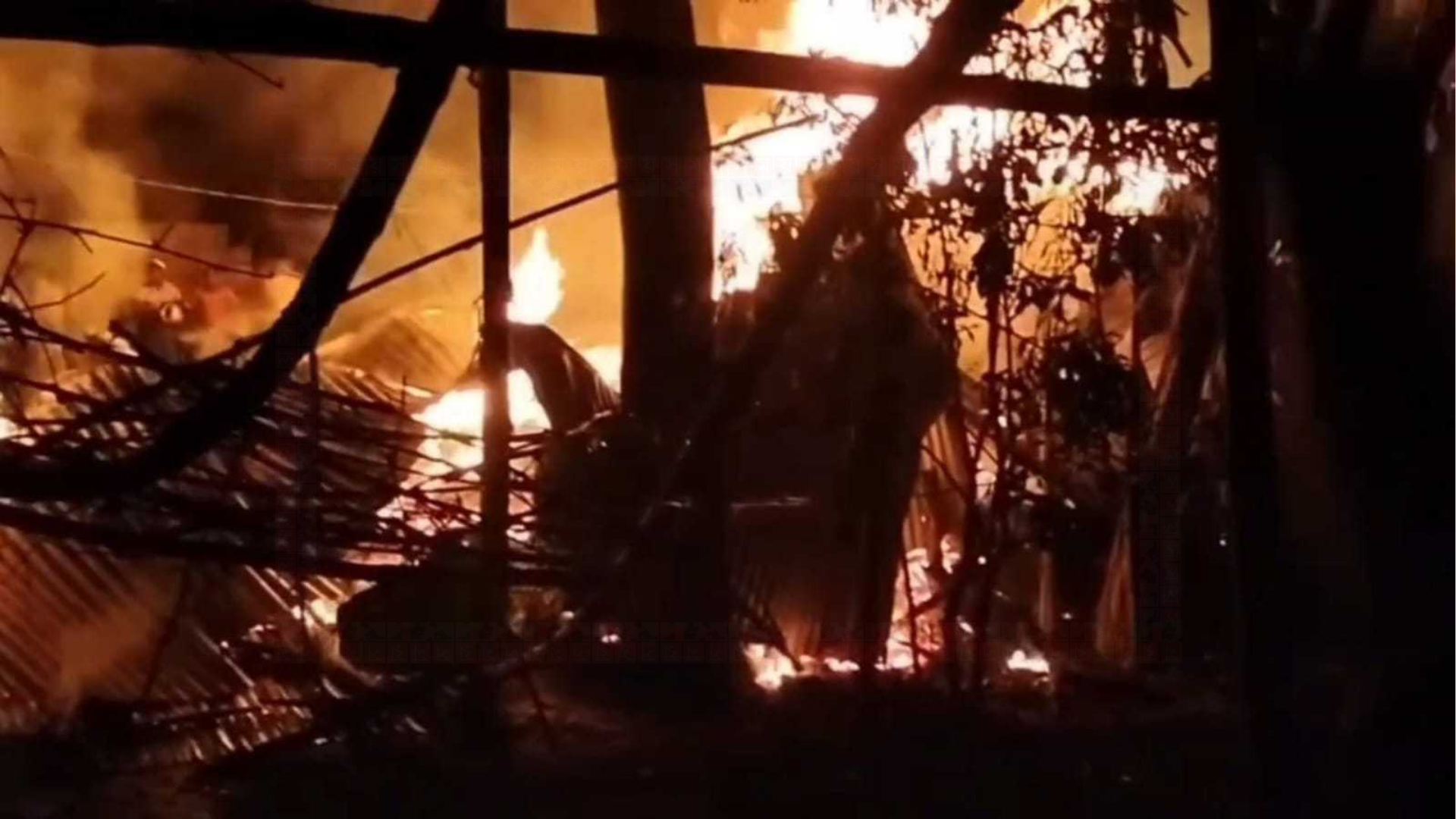 কিশোরগঞ্জে আগুনে পুড়ে ছাই তিন পরিবারের বসতঘর