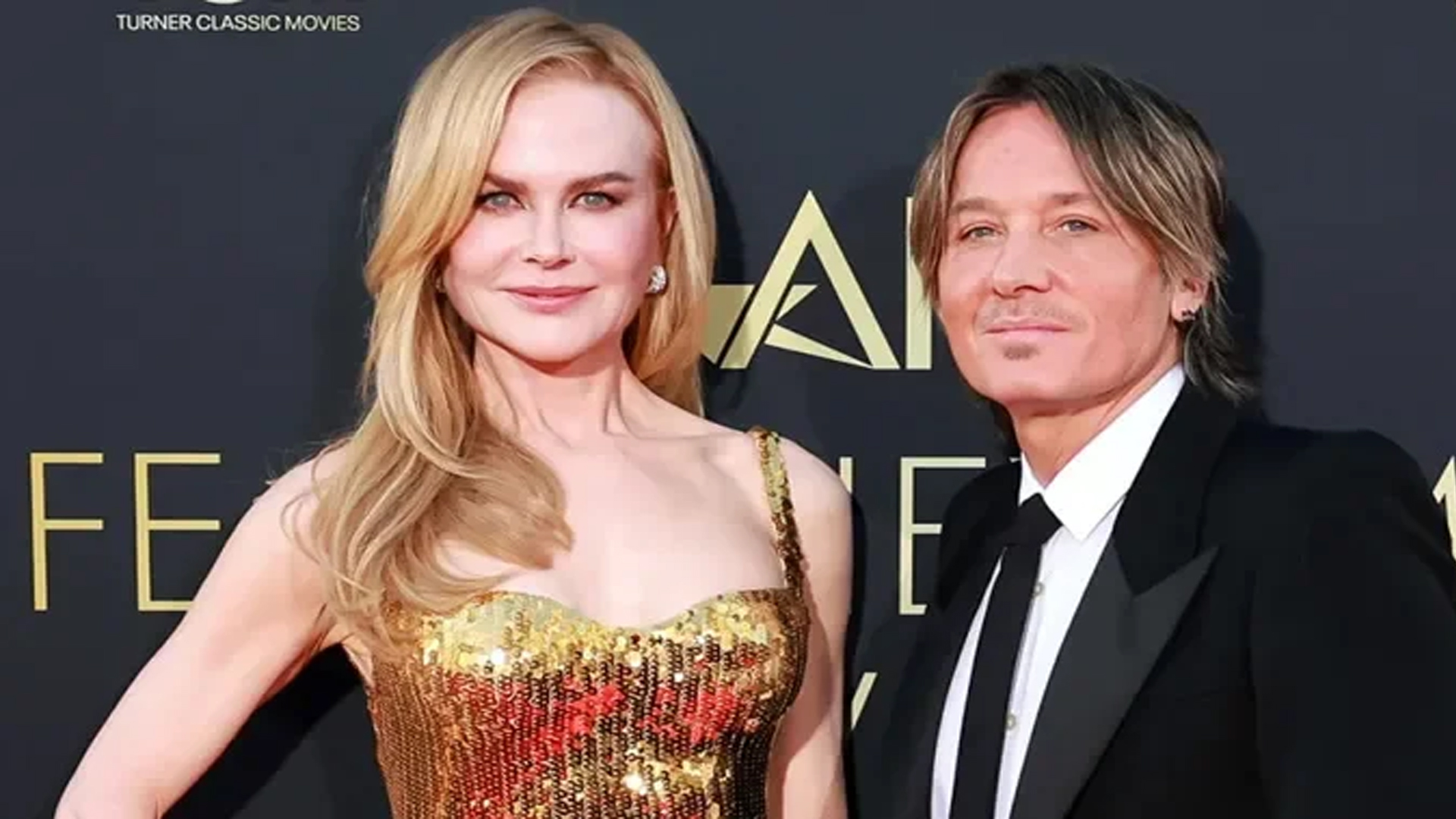 Құрбысынан жалап алуға рұқсат сұрайды