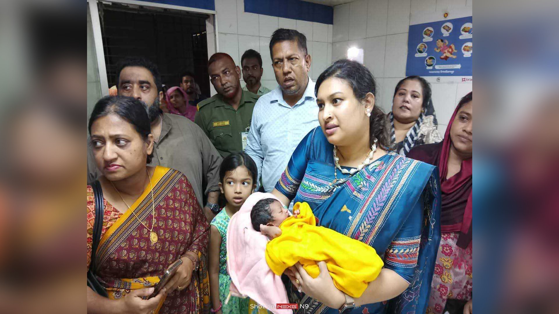 বাগানে পাওয়া ফুটফুটে কন্যাশিশুকে দত্তক নিতে ‘প্রতিযোগিতা’