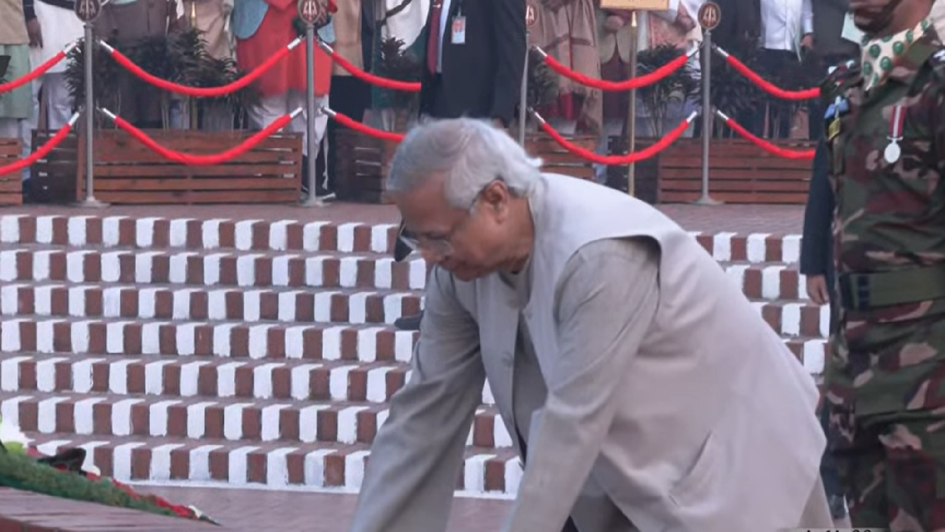 জাতীয় স্মৃতিসৌধে প্রধান উপদেষ্টার শ্রদ্ধা নিবেদন