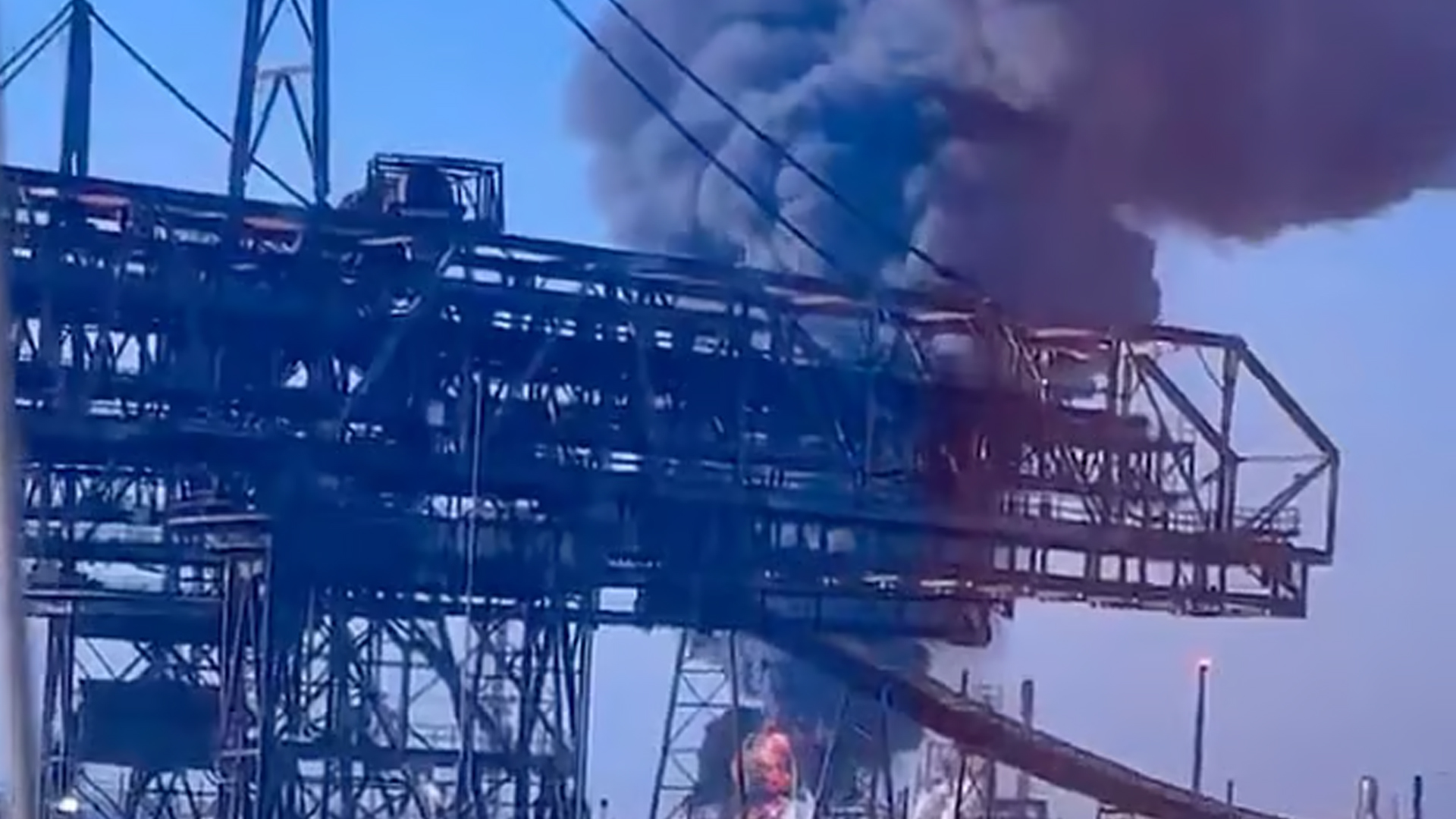 যুক্তরাষ্ট্রে তেল শোধনাগারে ভয়াবহ বিস্ফোরণ (ভিডিও)