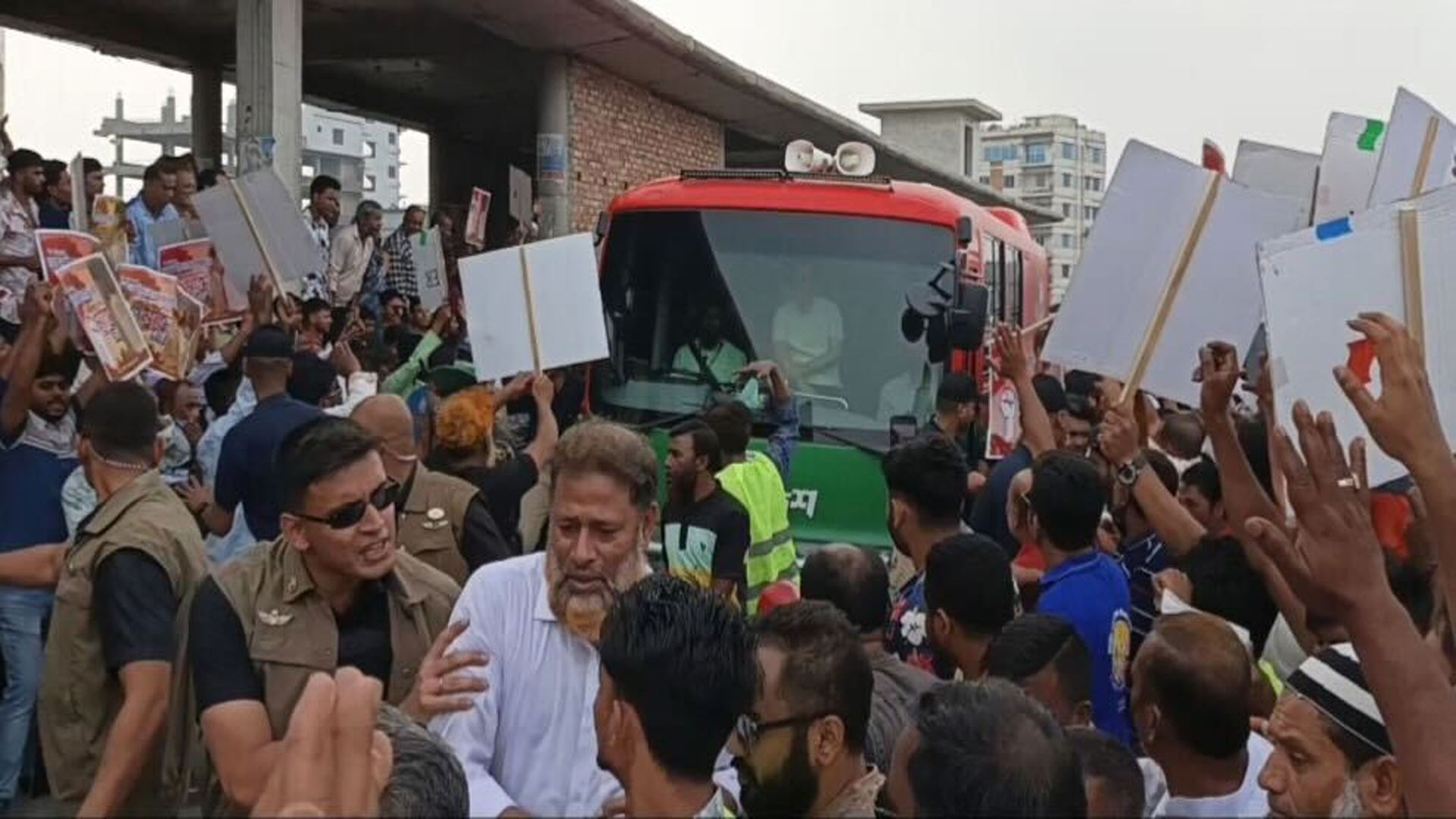 টঙ্গীতে প্রধানমন্ত্রীর গাড়ি থামিয়ে বিএনপি নেতার মুক্তি দাবি