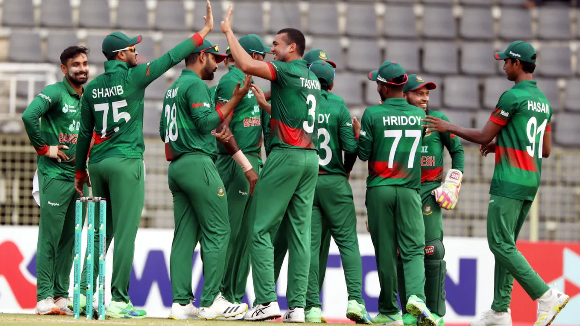 Svingerlar pornosini onlayn tomosha qiling Kseniya Sobchak yalangoch emish