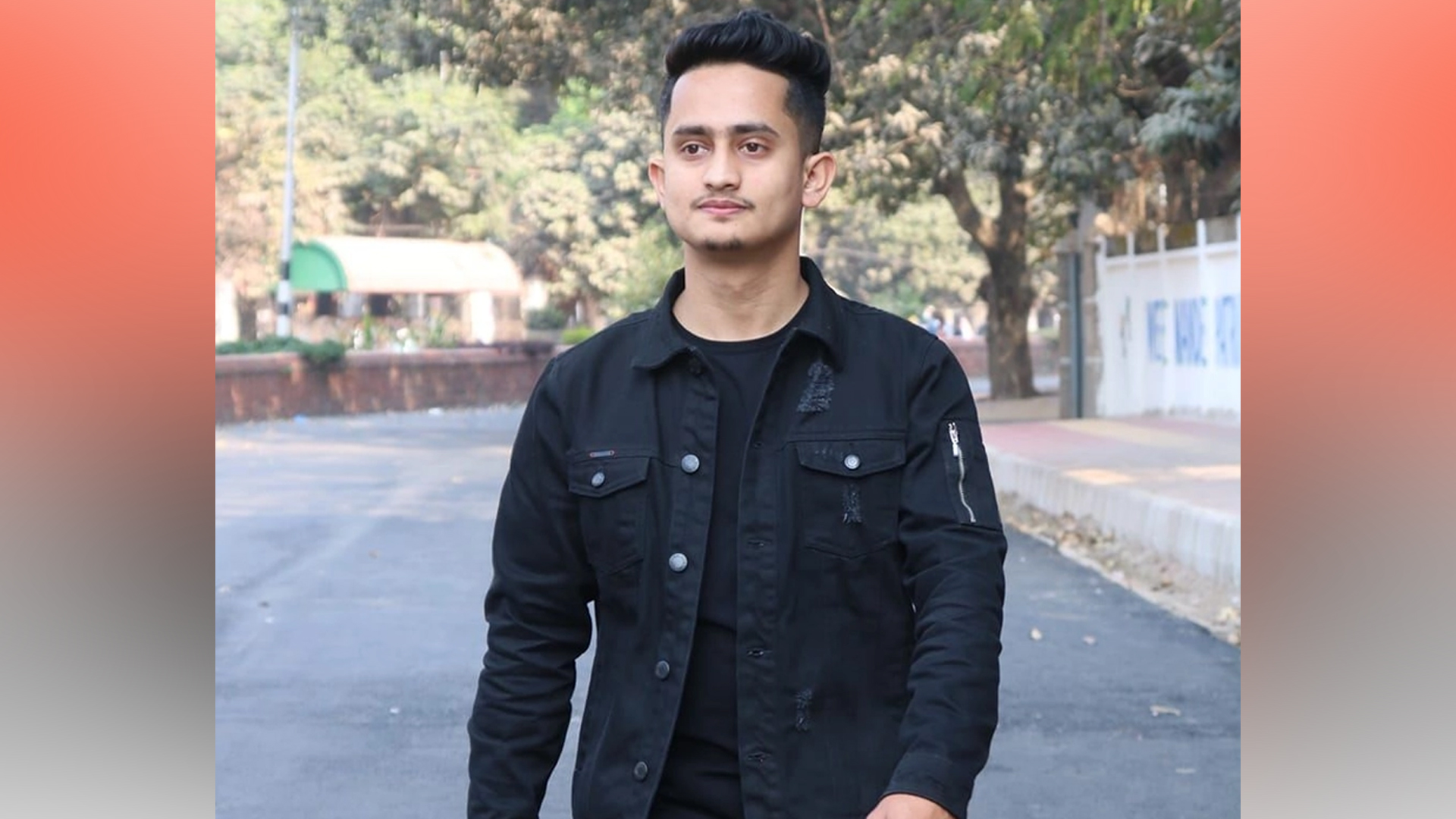 Erkak xotinining oldida oz ogziga quyadi