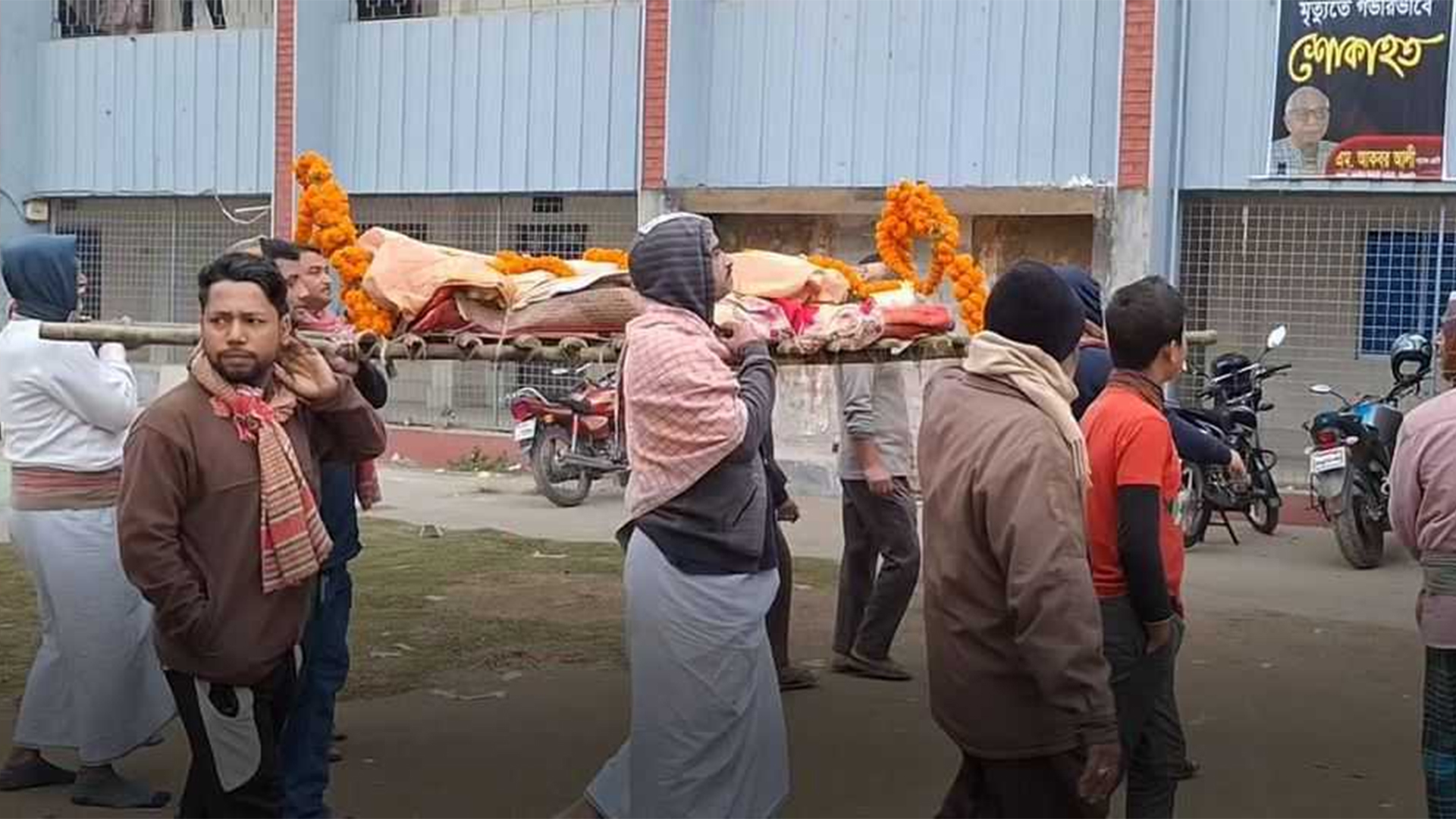 ‘ভুল’ নামে মাইকিং করায় মেলেনি শ্মশানের চাবি, মরদেহ নিয়ে স্বজনদের বিক্ষোভ