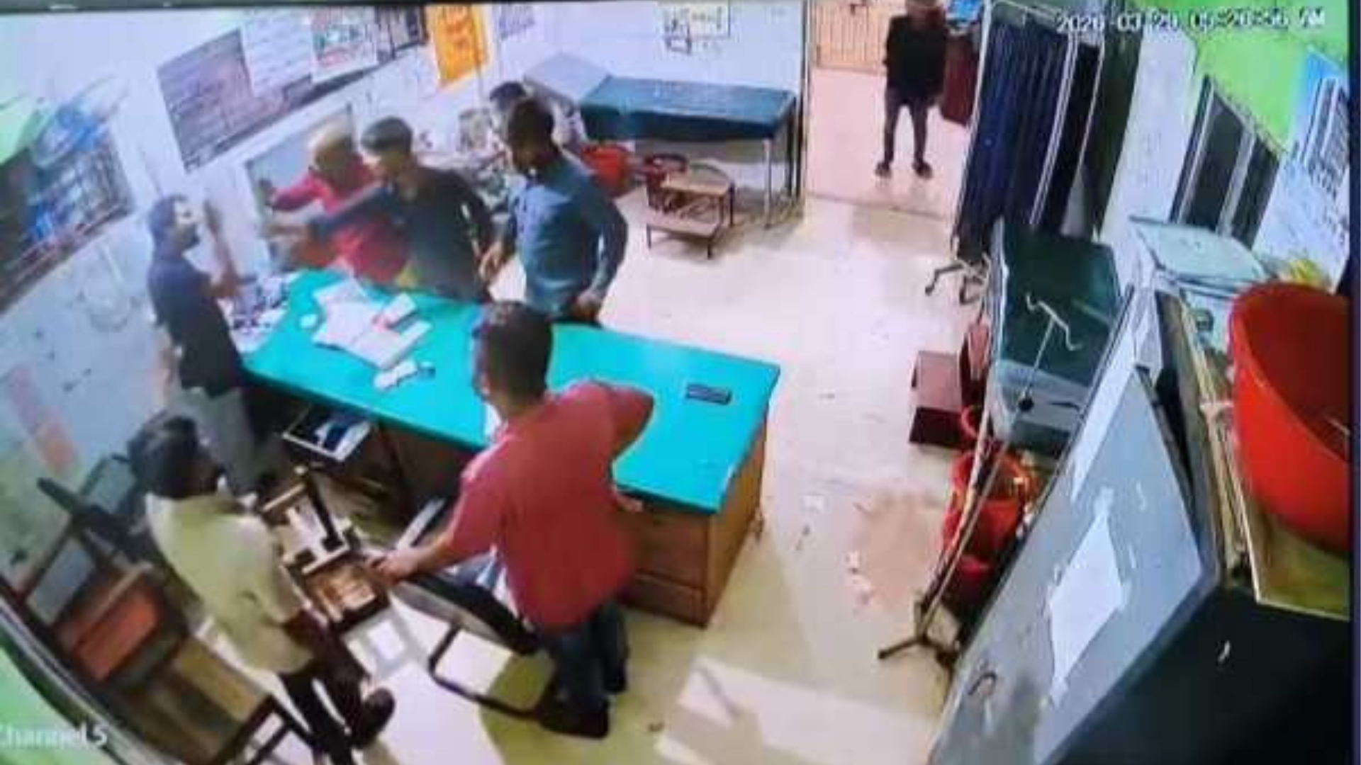 হাসপাতালে ঢুকে চিকিৎসককে মারধর, ৭ জনের নামে মামলা