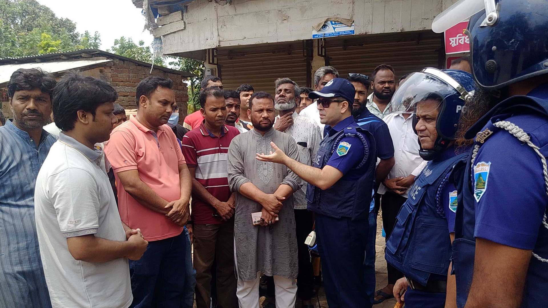 পাম্পে তেল নিতে গিয়ে ২ গ্রামবাসীর মধ্যে সংঘর্ষ, আহত ১০