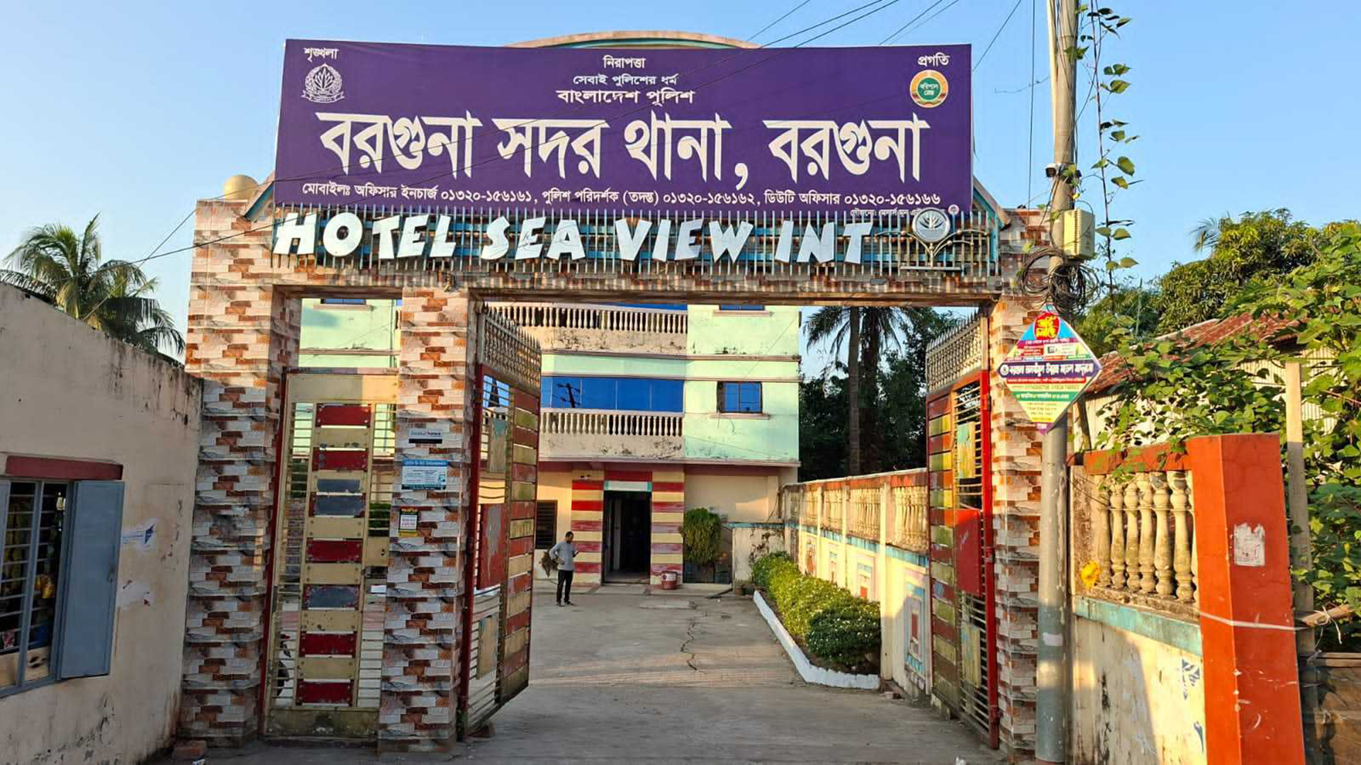 জুলাই স্মৃতিস্তম্ভে আগুন, বরগুনায় ছাত্রলীগকর্মী গ্রেফতার