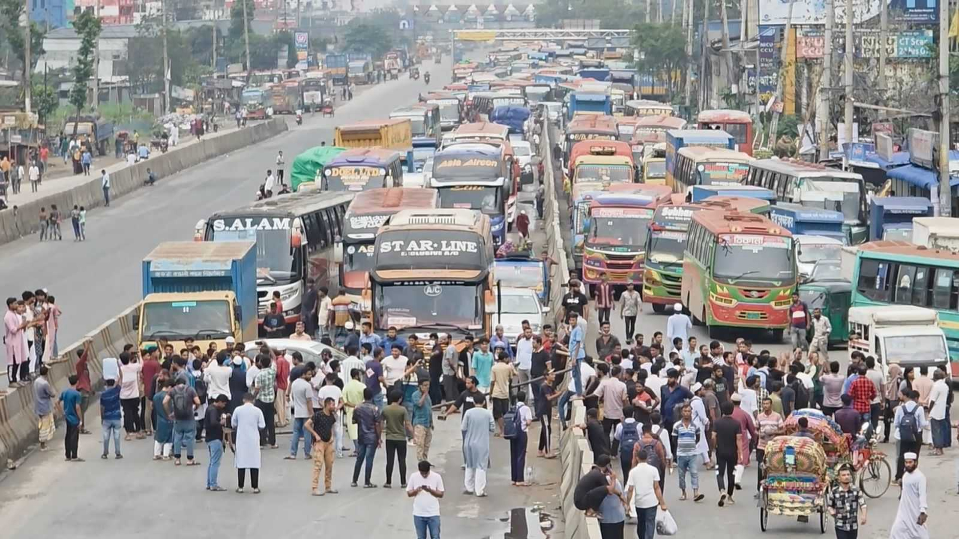 নারায়ণগঞ্জে মহাসড়ক অবরোধ করে বিক্ষোভ
