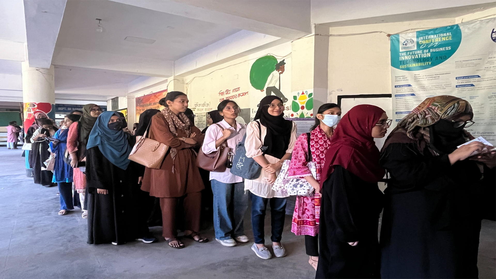 চাকসু নির্বাচন: সকাল থেকেই নারী ভোটারদের লম্বা লাইন