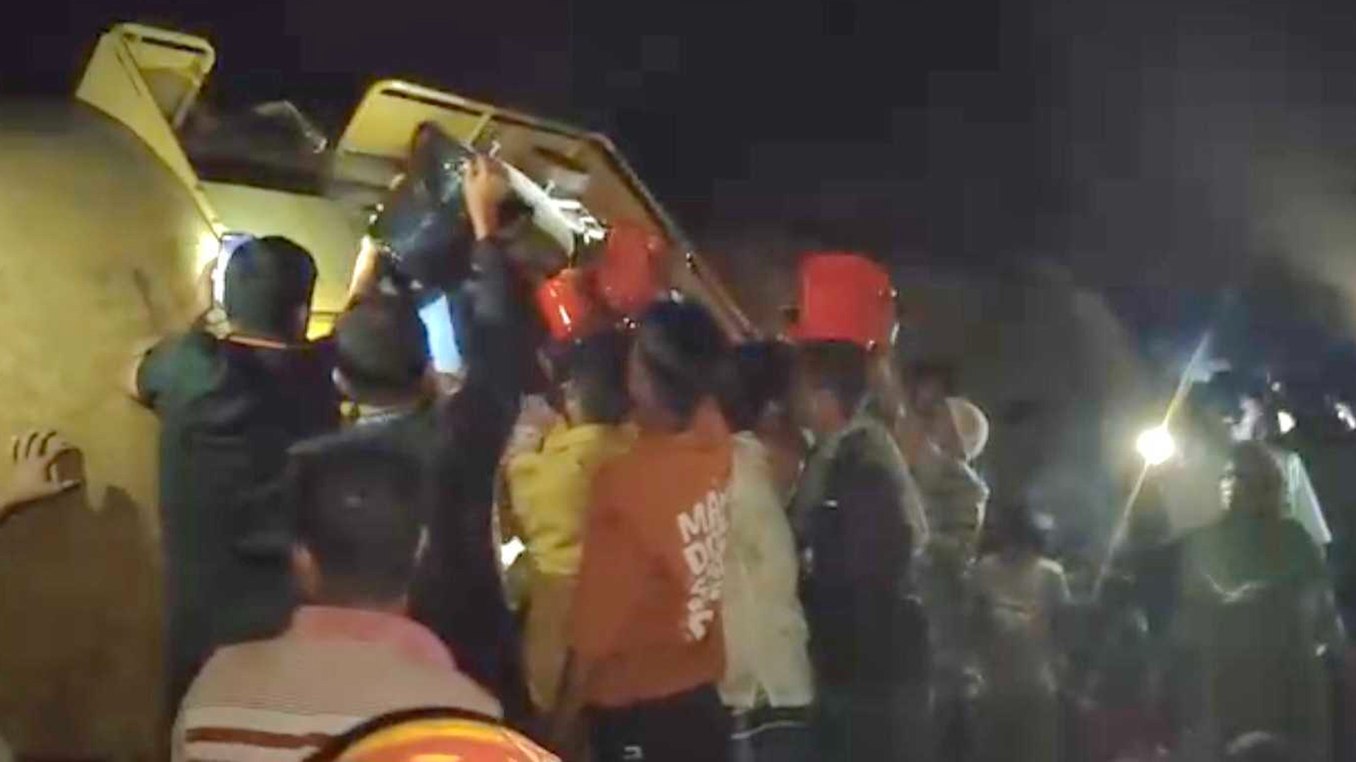 ট্রেনটি লাইনচ্যুত হতেই বালতি-বাটি নিয়ে তেল সংগ্রহে স্থানীয়দের কাড়াকাড়ি