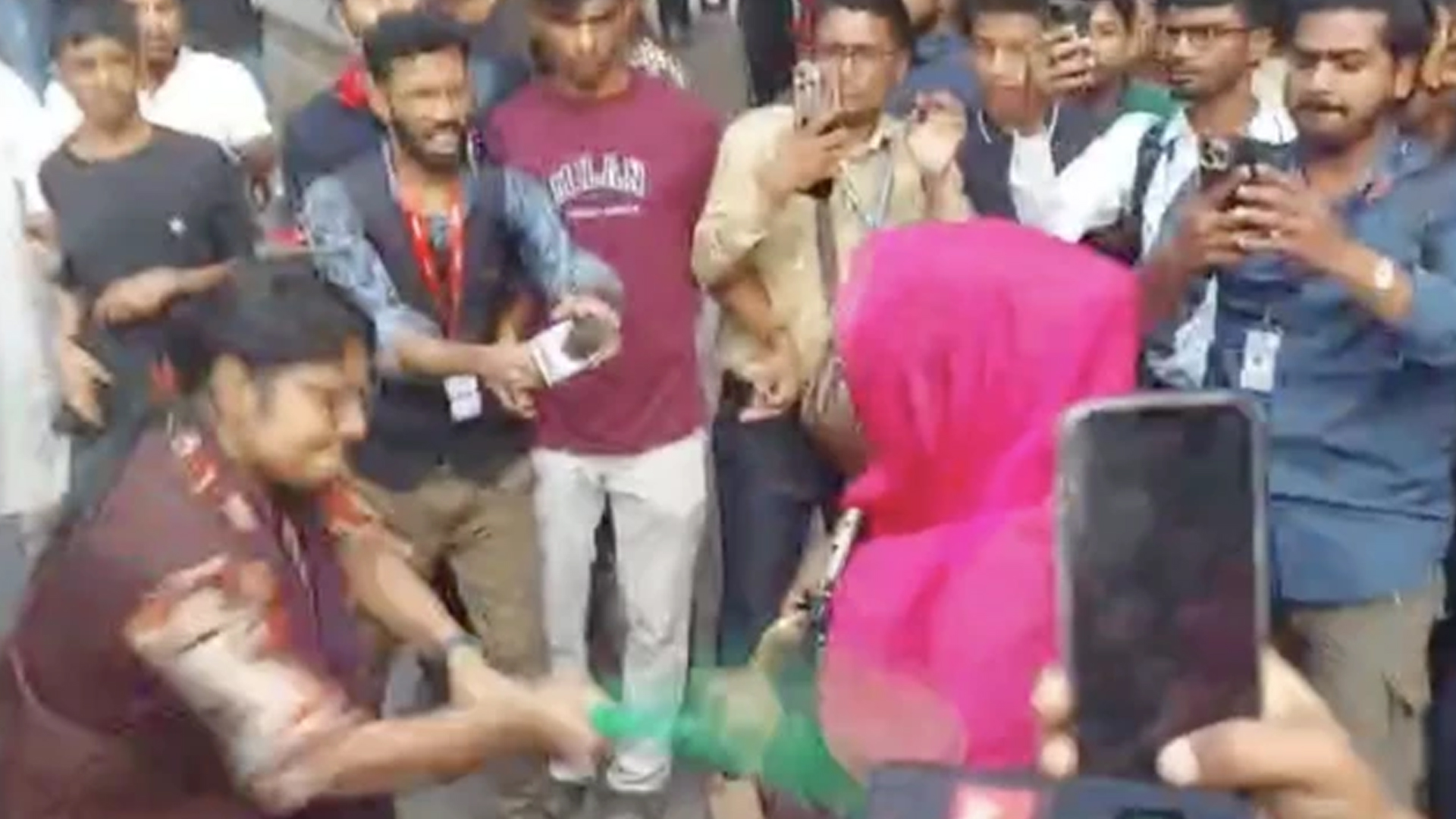 রাজধানীতে আ. লীগ সমর্থক সন্দেহে রিকশাচালক ও নারীকে মারধর