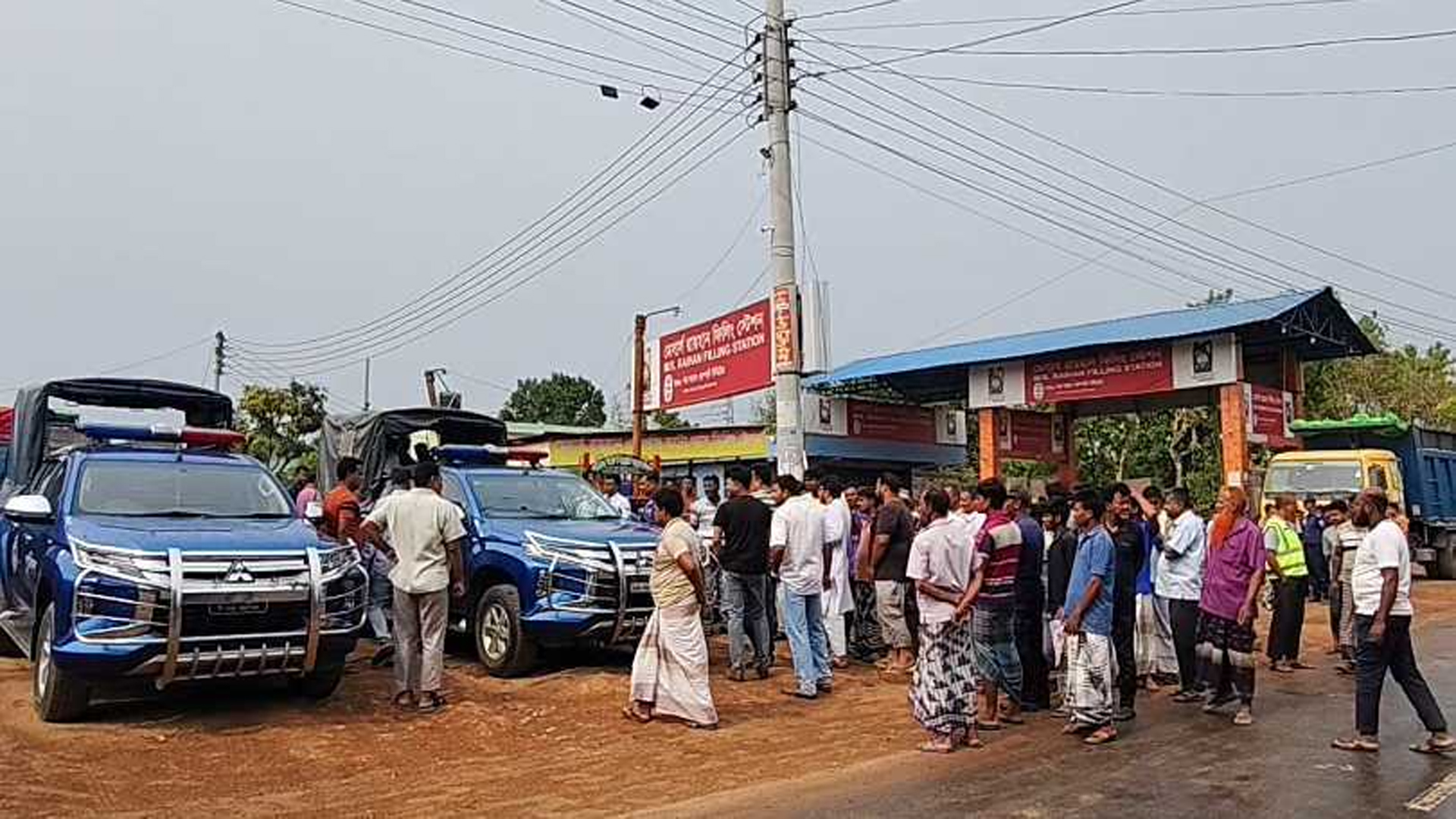 তেল নিতে গিয়ে মারধরের শিকার পুলিশ কনস্টেবল, আটক ৩