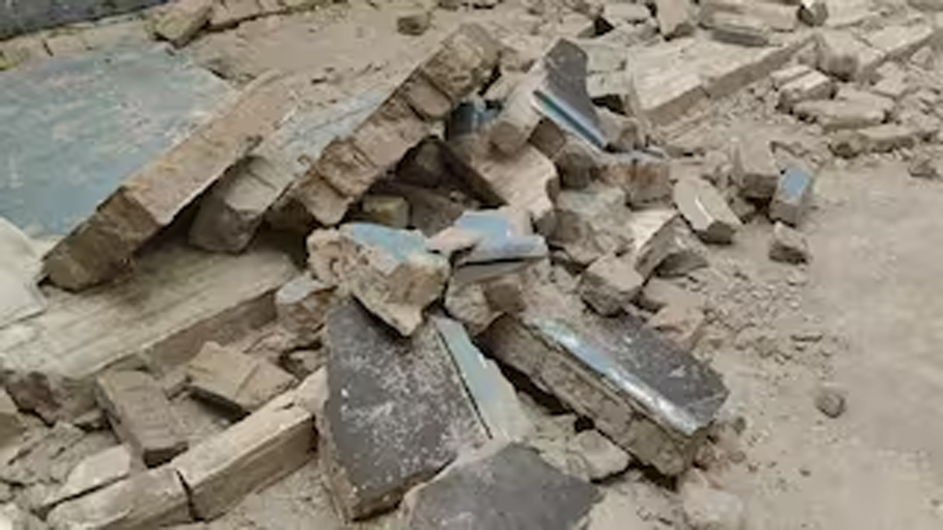 কচুয়ায় বিদ্যালয়ের দেয়াল ধসে প্রাণ গেল চতুর্থ শ্রেণ