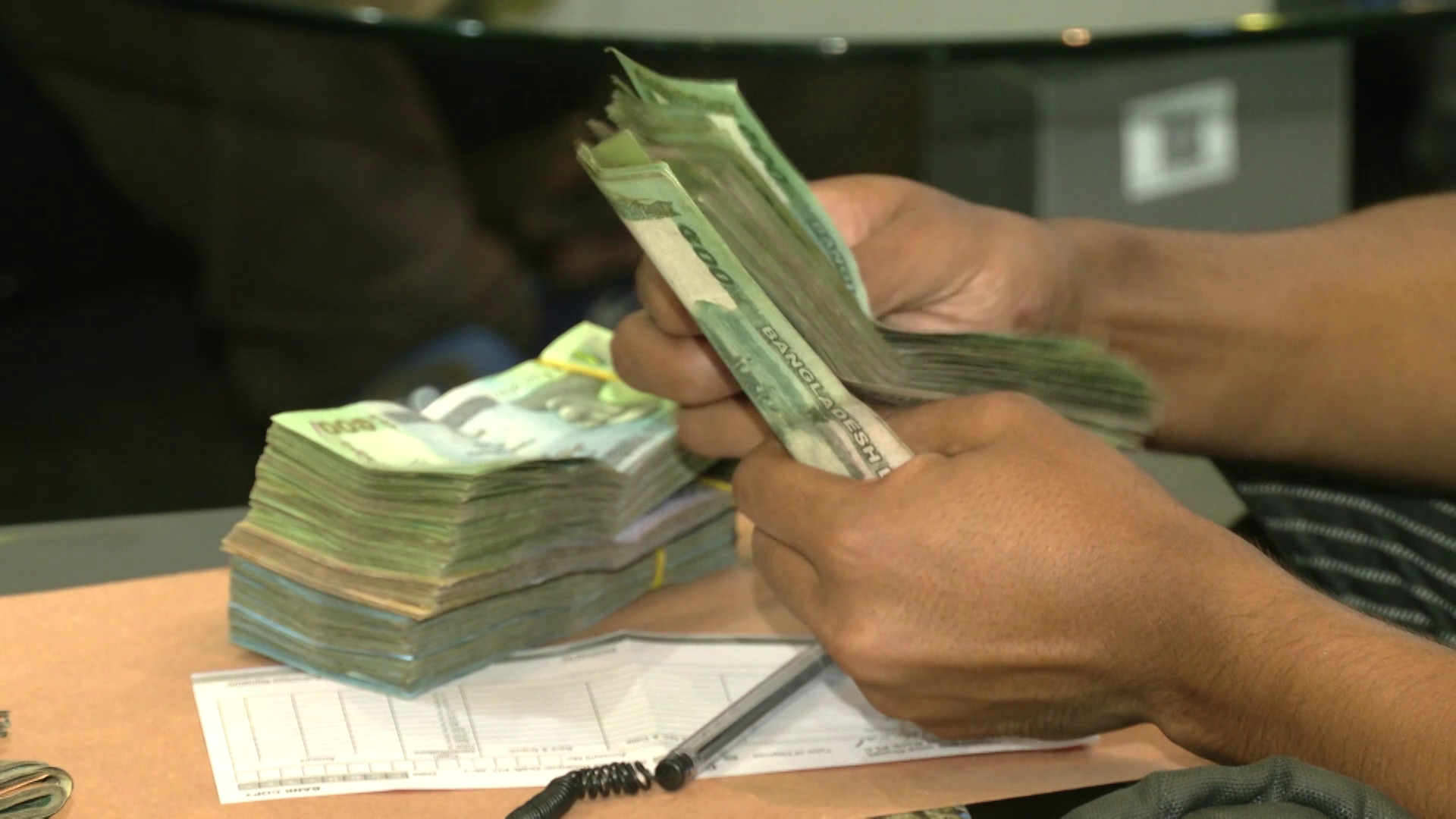 ২৪ ব্যাংকের মূলধন ঘাটতি দেড় লাখ কোটি টাকার বেশি, নেপথ্যে কী?