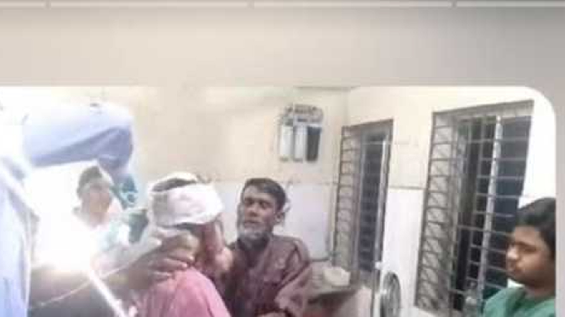 কুড়িগ্রামে ছুরিকাঘাত করে ব্যবসায়ীর টাকা ছিনতাই