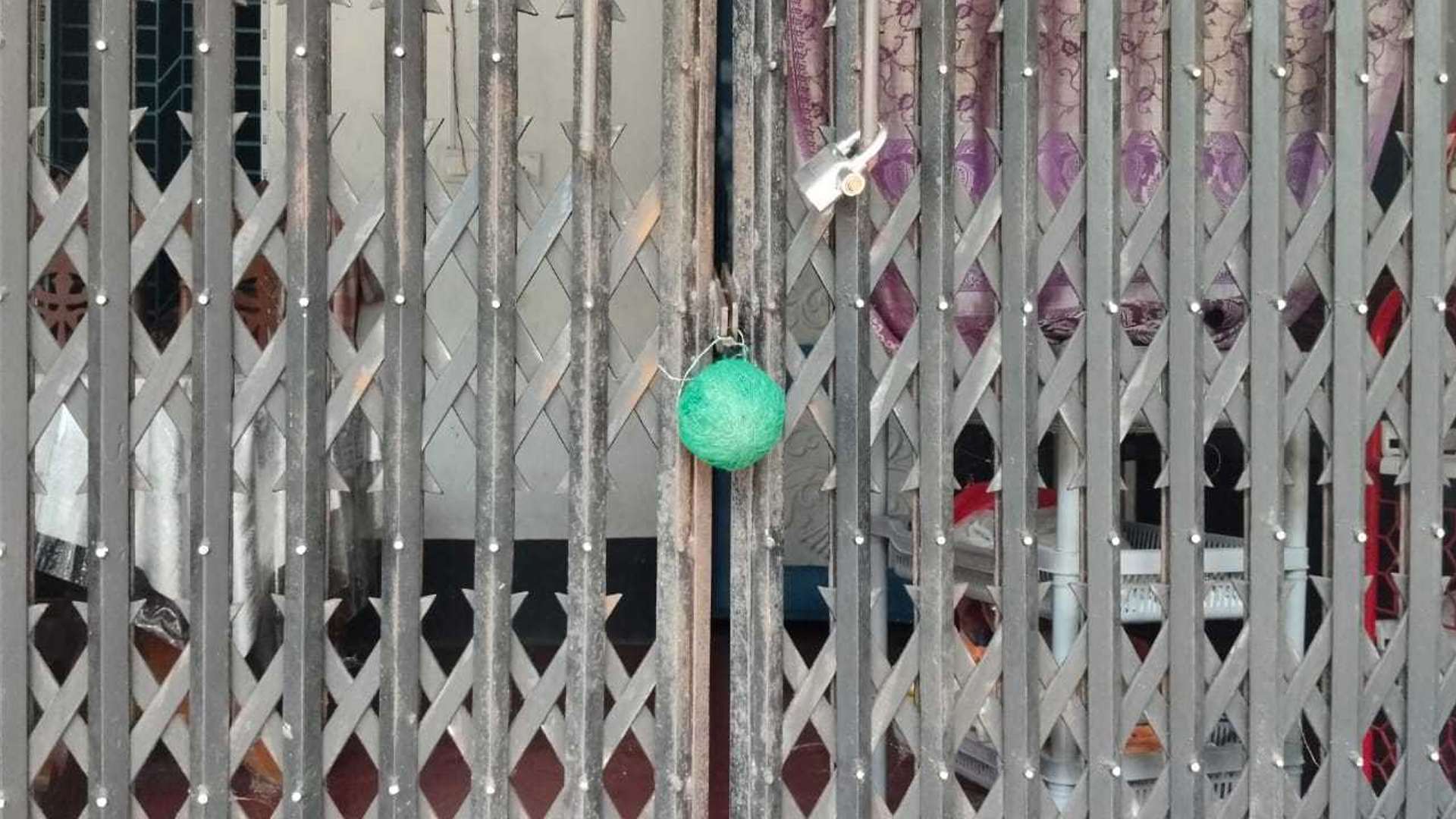 ঘুম থেকে উঠেই দেখেন দরজায় বাঁধা ‘বোমা’, আতঙ্কে পরিবারটি