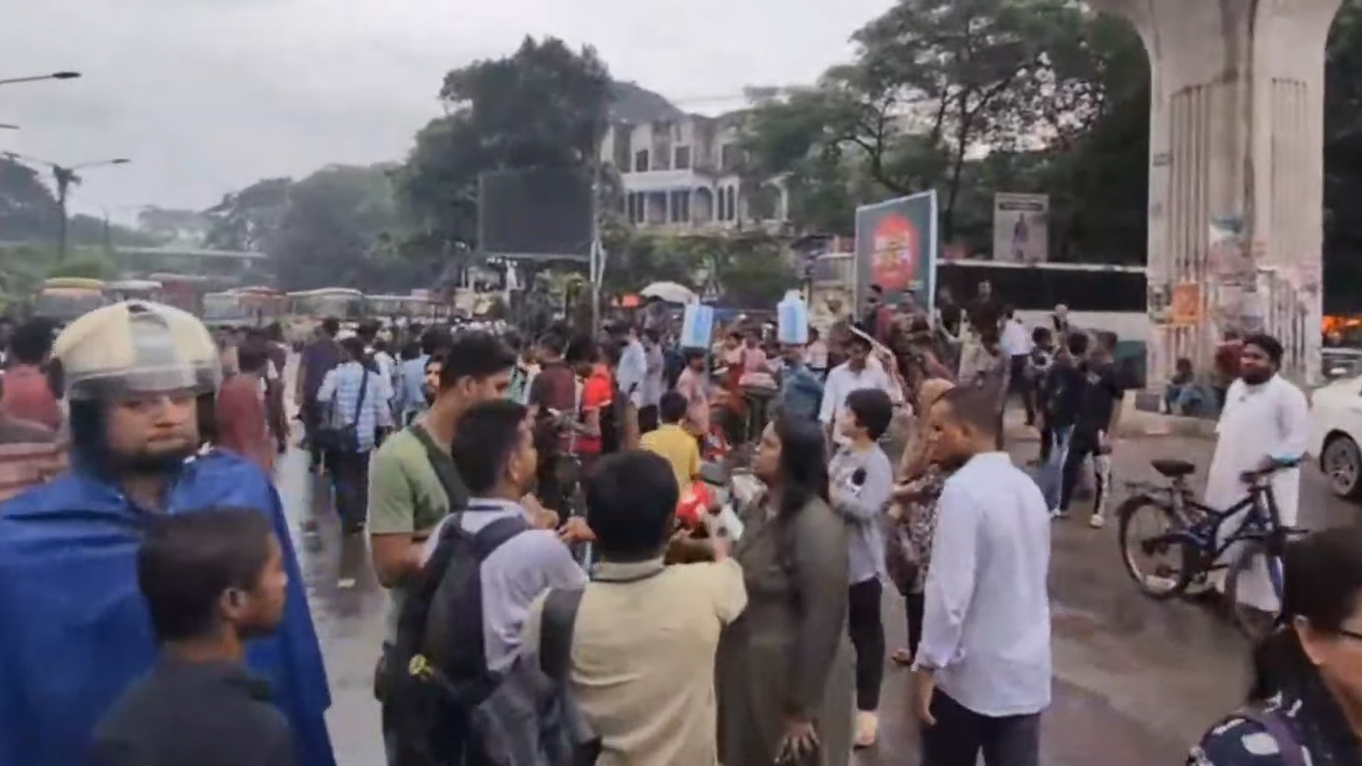 এনসিপির সমাবেশে হামলার প্রতিবাদে শাহবাগ ব্লকেড